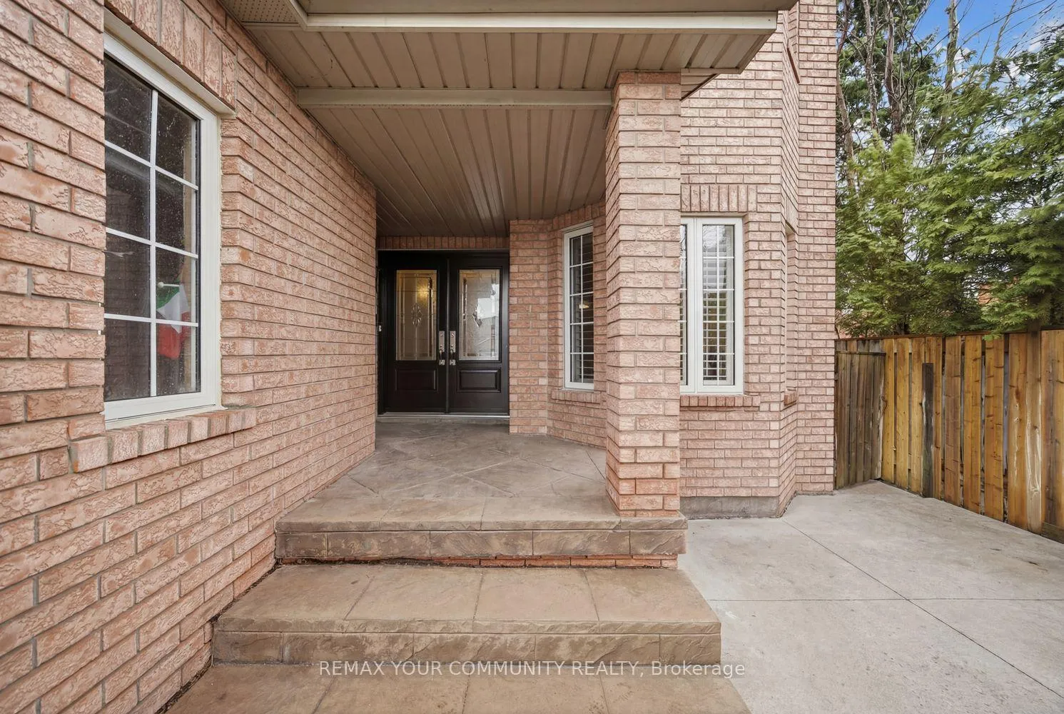 Photo 3 of 405 Searles Court, Mississauga, Hurontario — HOMEH