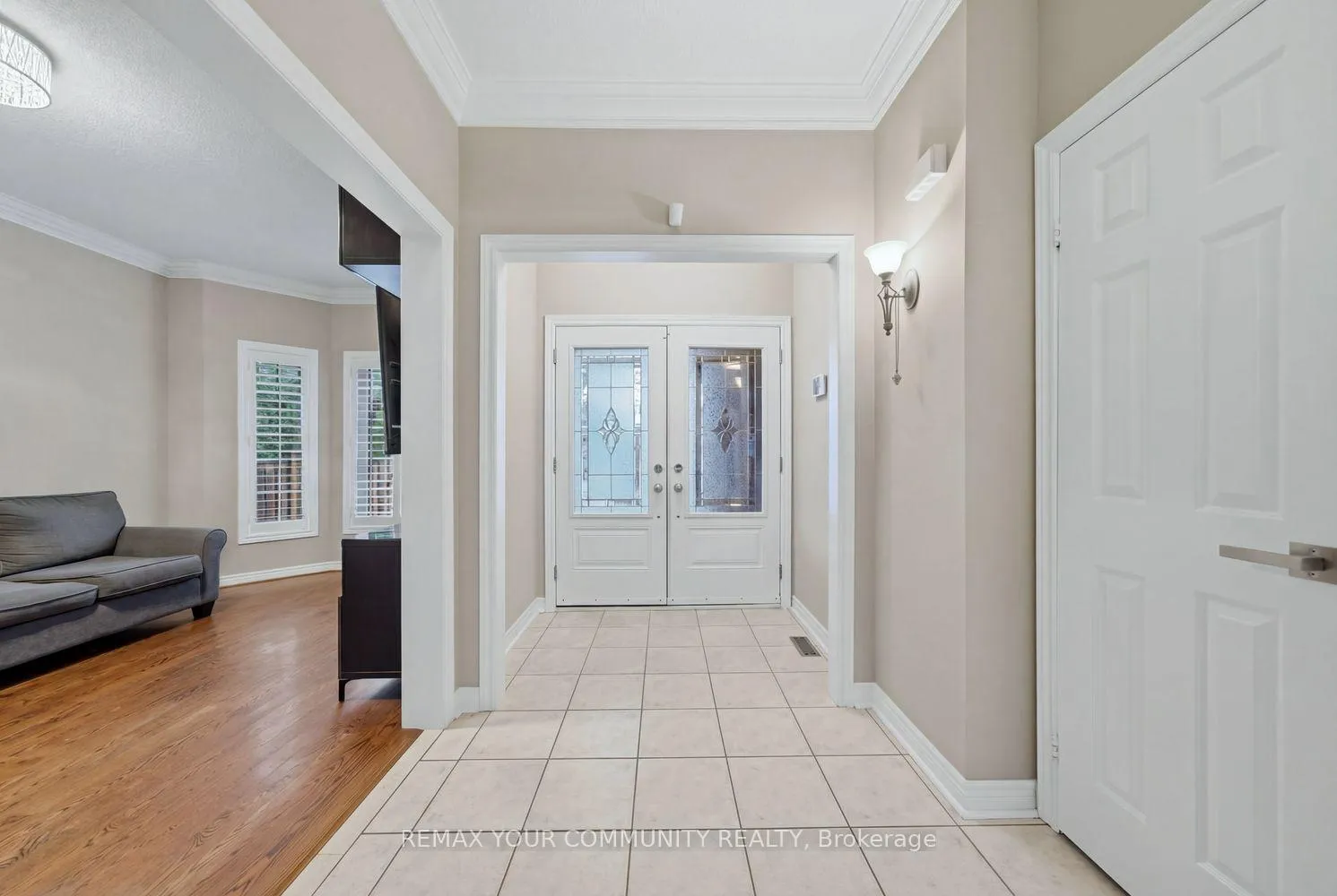 Photo 4 of 405 Searles Court, Mississauga, Hurontario — HOMEH