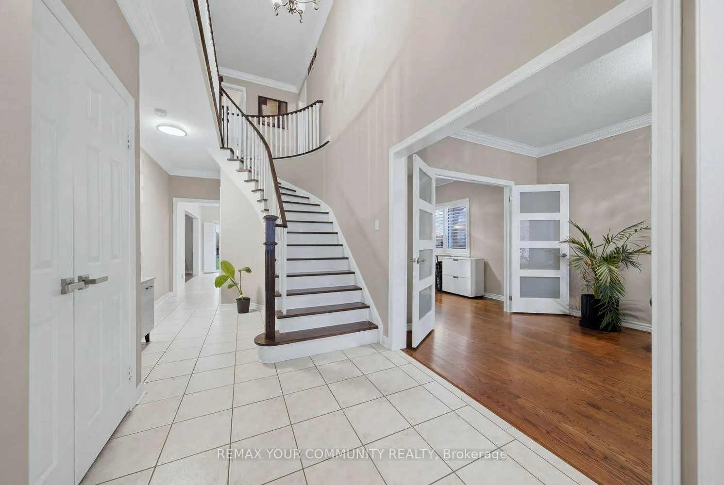 Photo 5 of 405 Searles Court, Mississauga, Hurontario — HOMEH