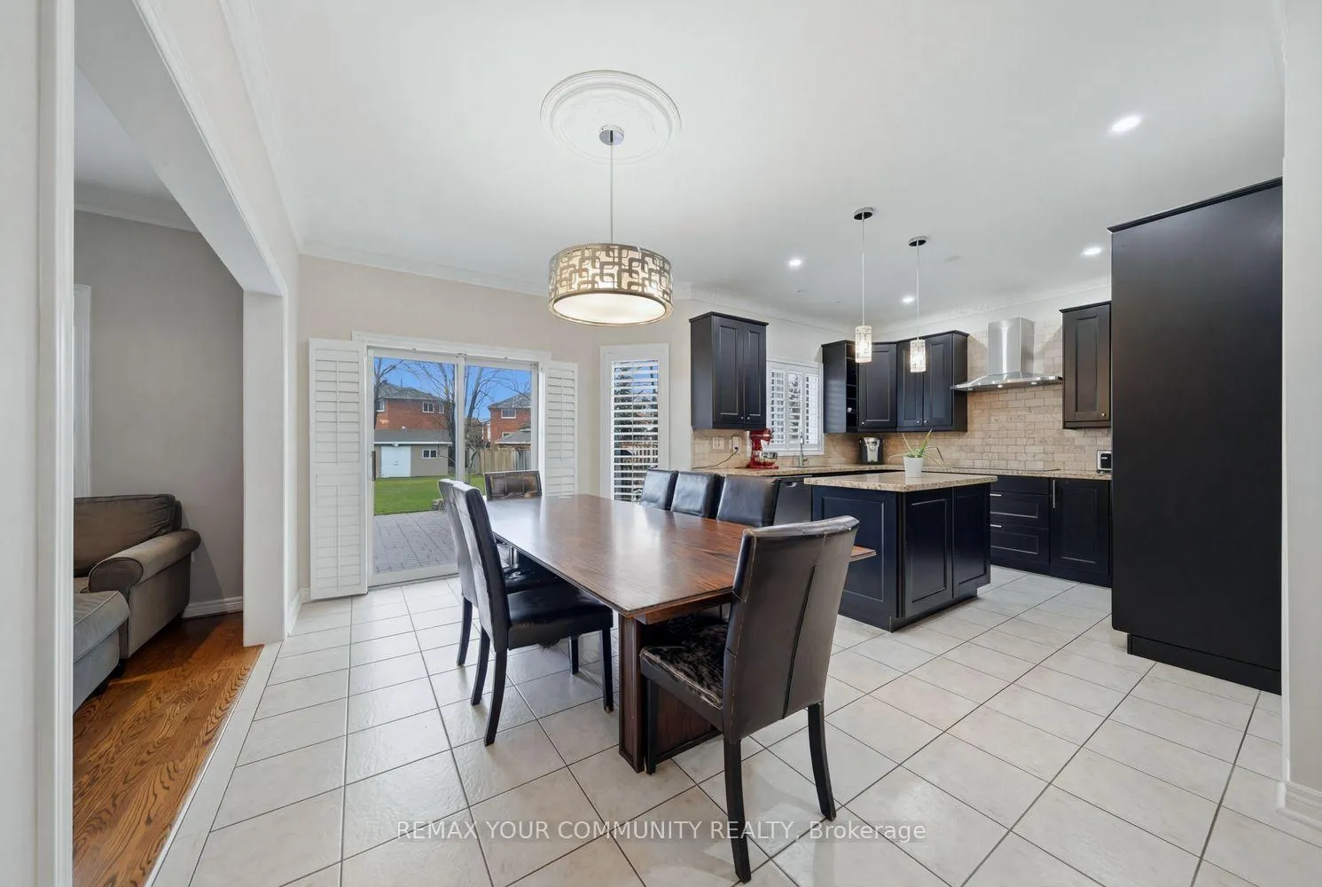 Photo 11 of 405 Searles Court, Mississauga, Hurontario — HOMEH