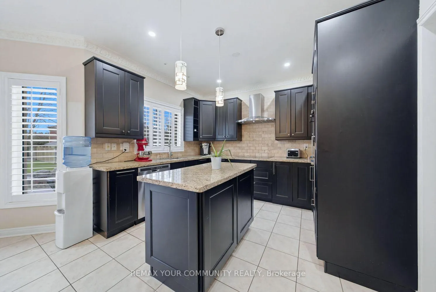 Photo 12 of 405 Searles Court, Mississauga, Hurontario — HOMEH