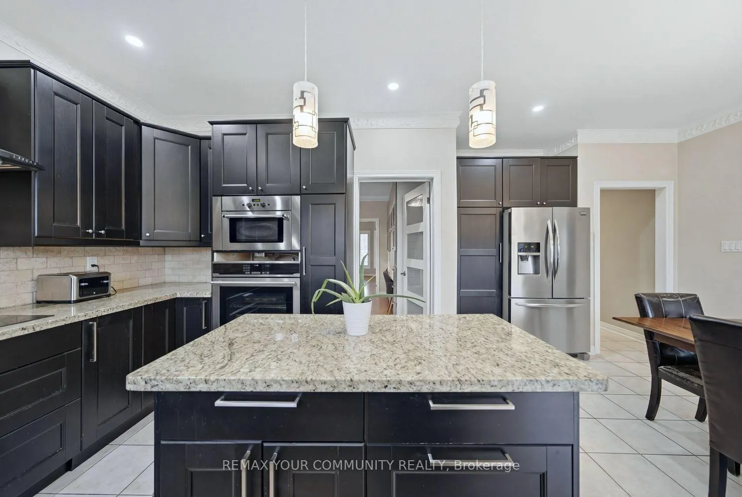 Photo 14 of 405 Searles Court, Mississauga, Hurontario — HOMEH