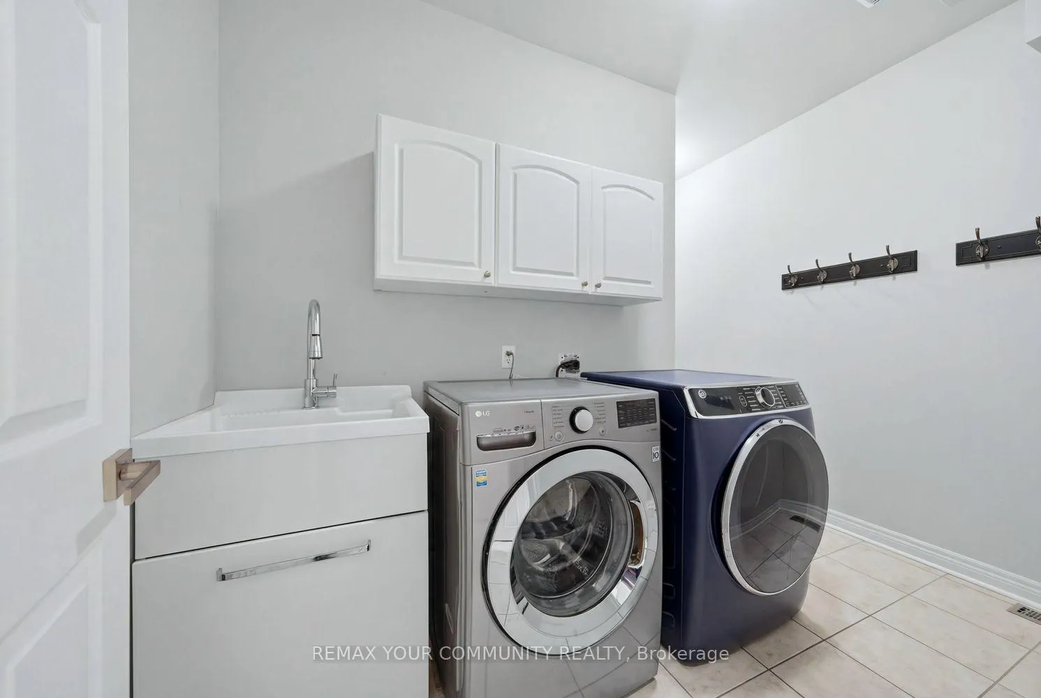 Photo 19 of 405 Searles Court, Mississauga, Hurontario — HOMEH