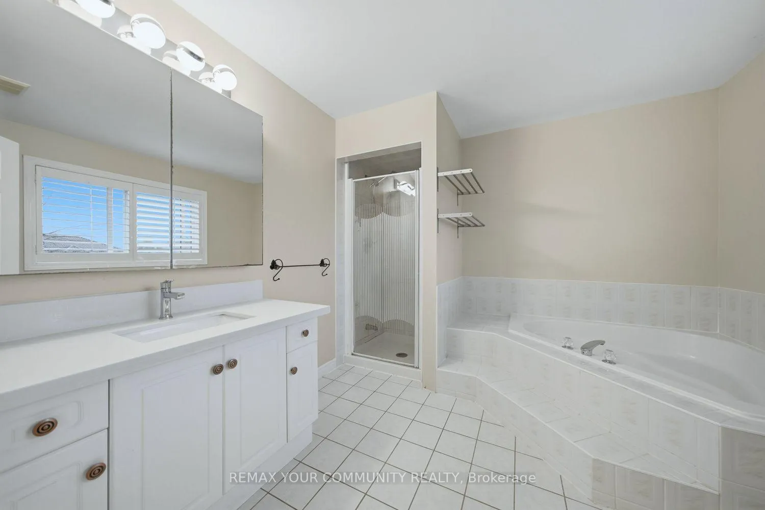 Photo 24 of 405 Searles Court, Mississauga, Hurontario — HOMEH