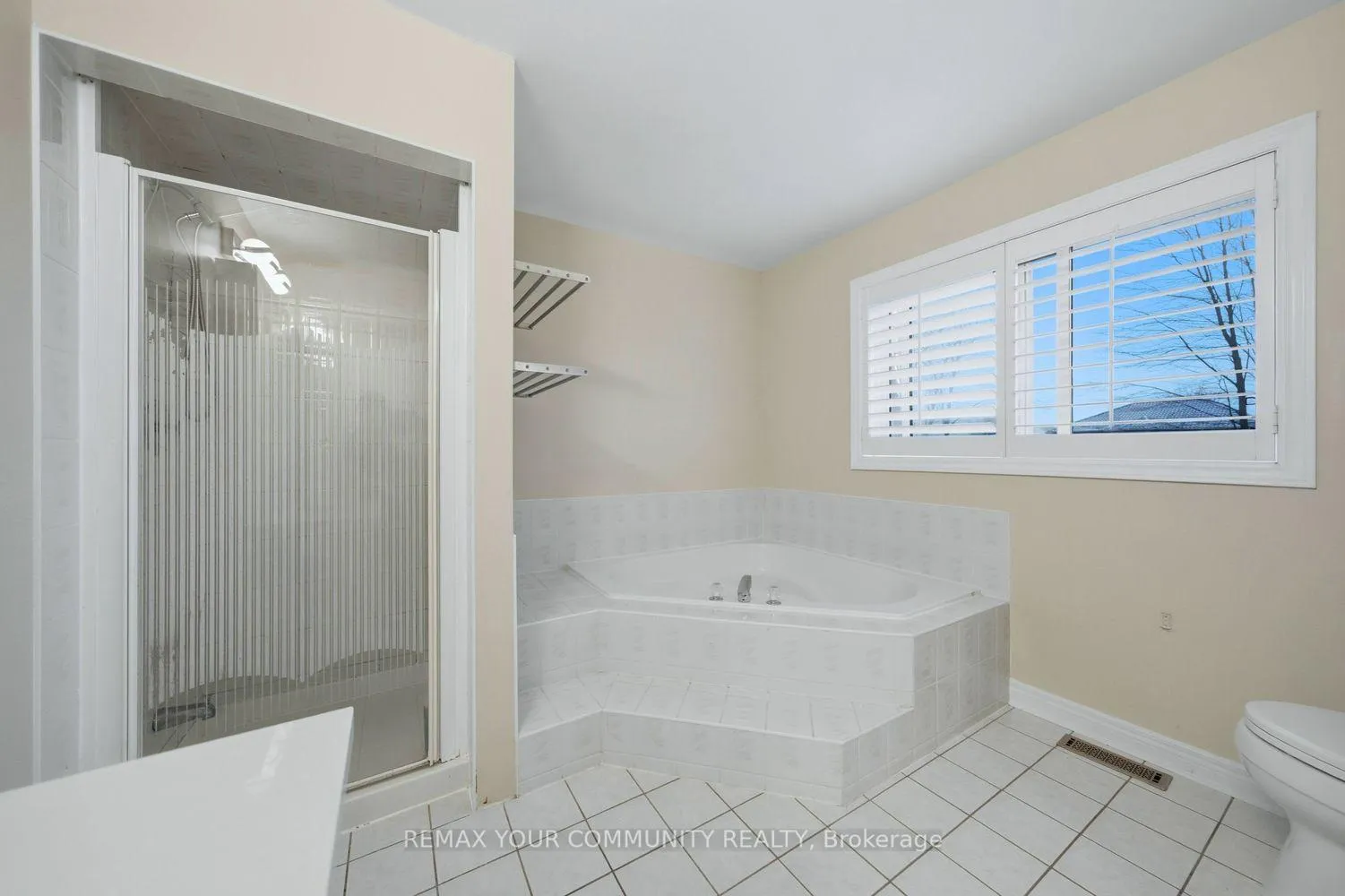Photo 25 of 405 Searles Court, Mississauga, Hurontario — HOMEH