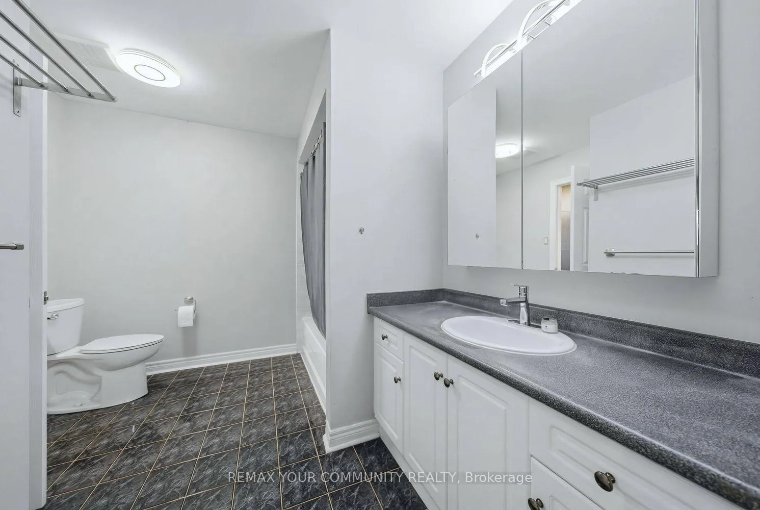 Photo 32 of 405 Searles Court, Mississauga, Hurontario — HOMEH