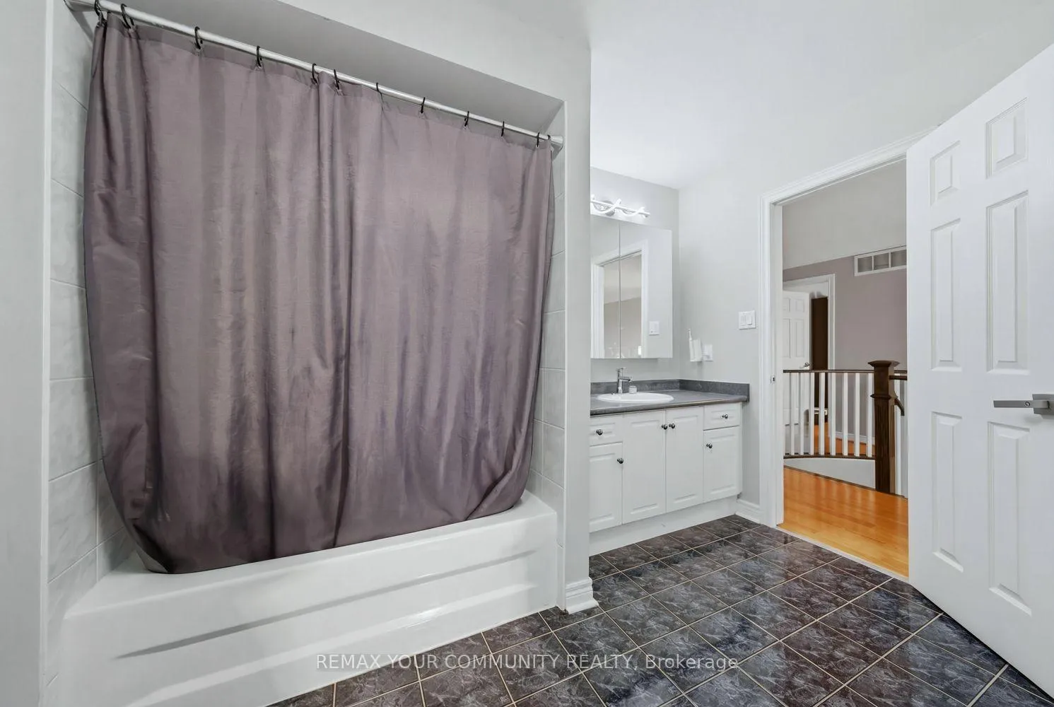 Photo 33 of 405 Searles Court, Mississauga, Hurontario — HOMEH