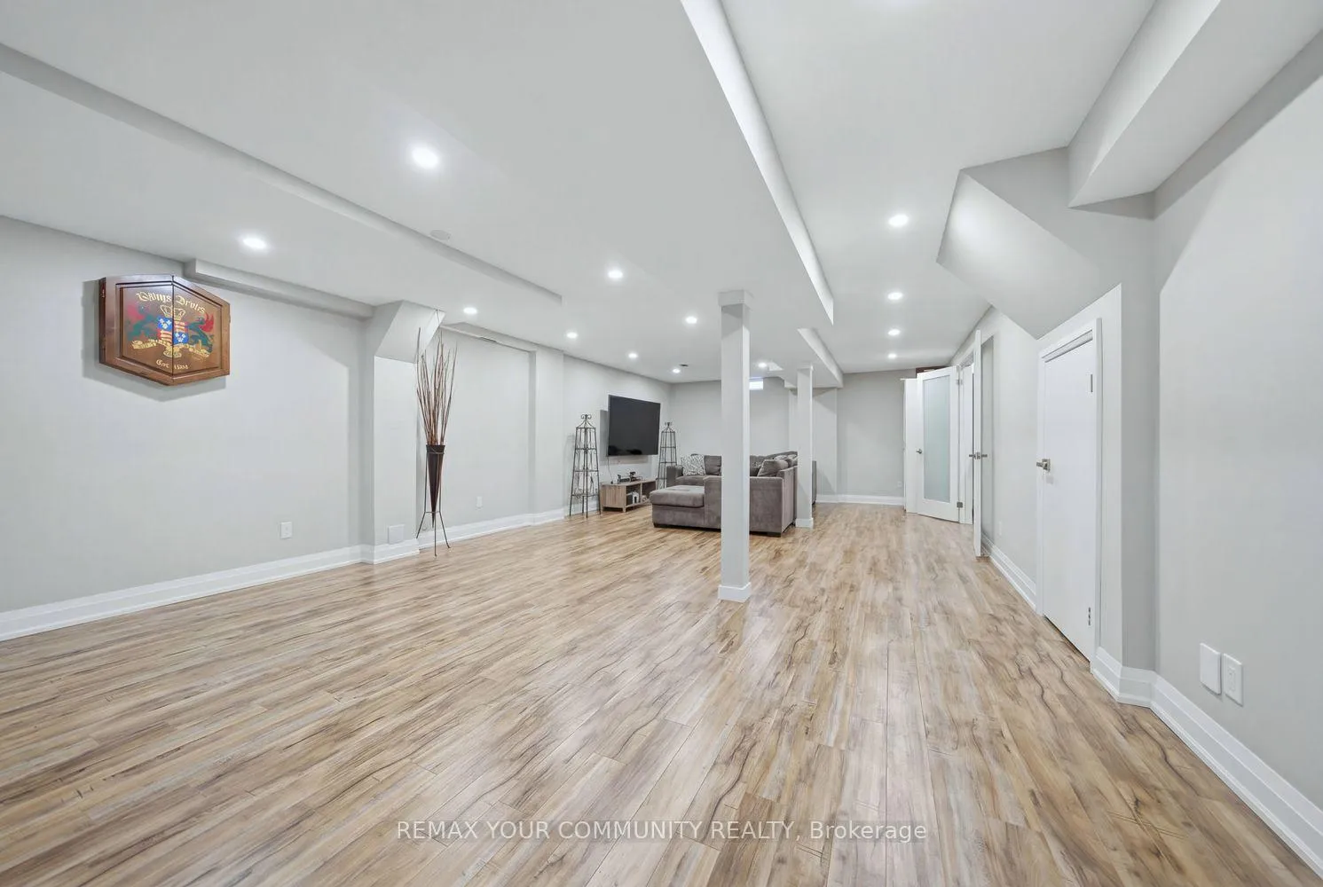 Photo 35 of 405 Searles Court, Mississauga, Hurontario — HOMEH