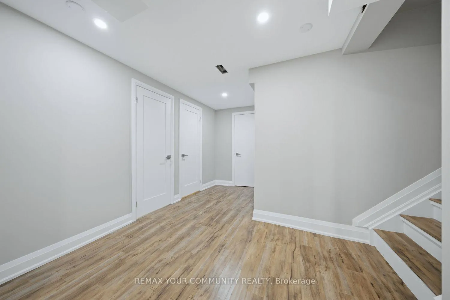 Photo 37 of 405 Searles Court, Mississauga, Hurontario — HOMEH