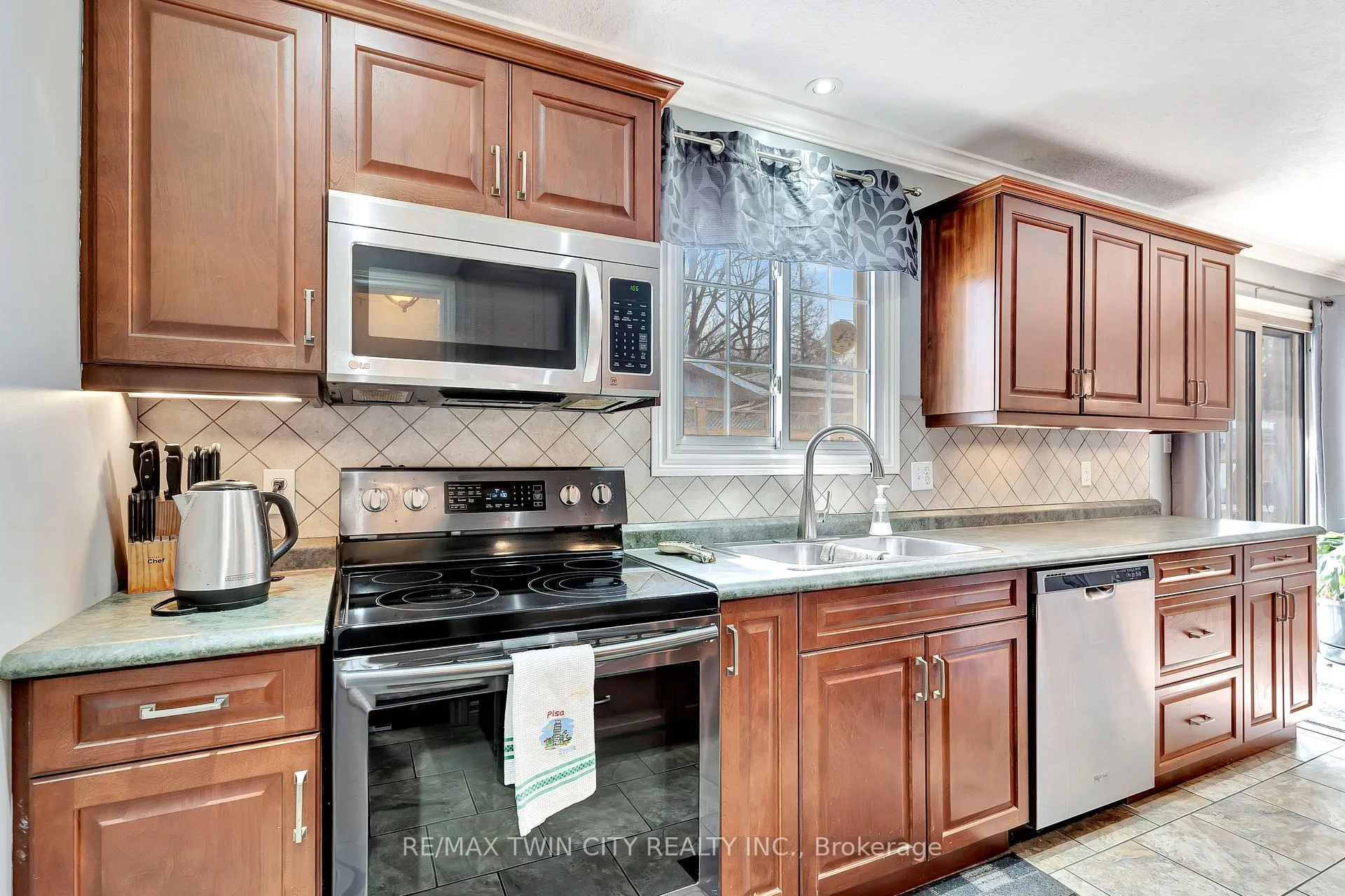 Photo 5 of 22 Victoria Street, North Dumfries — HOMEH