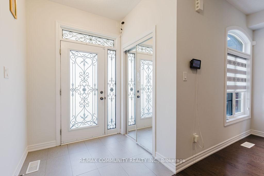 Photo 3 of 100 Folgate Crescent, Brampton, Sandringham-Wellington North — HOMEH