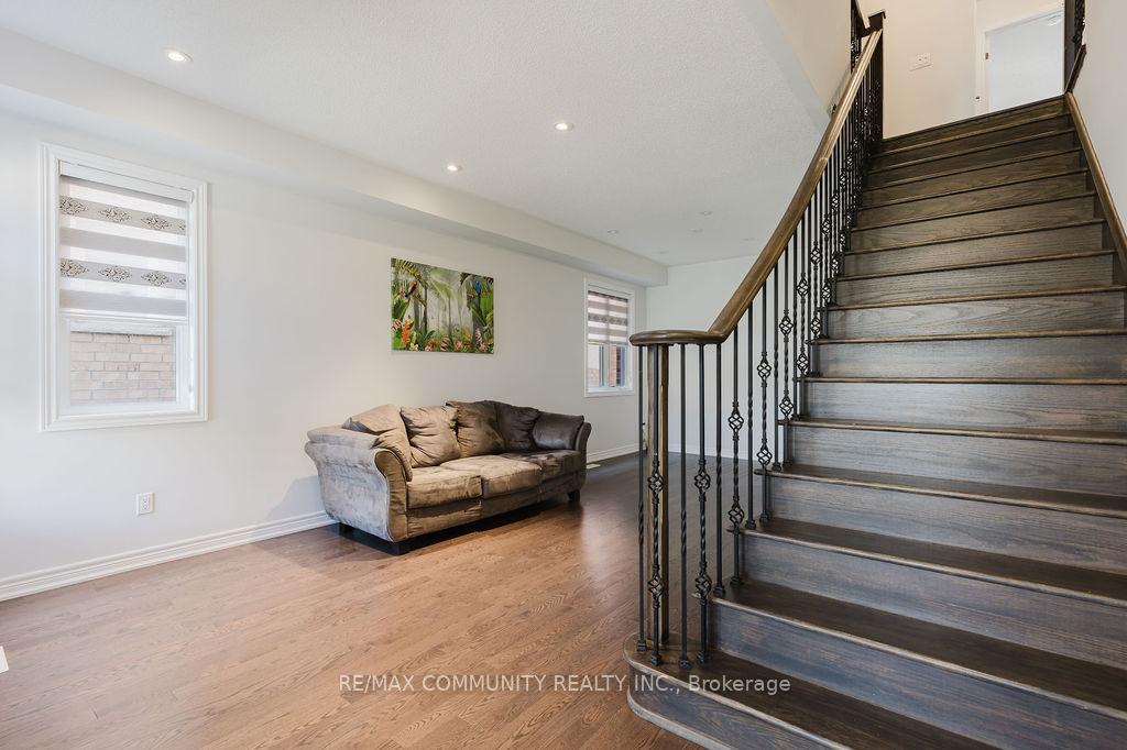 Photo 4 of 100 Folgate Crescent, Brampton, Sandringham-Wellington North — HOMEH