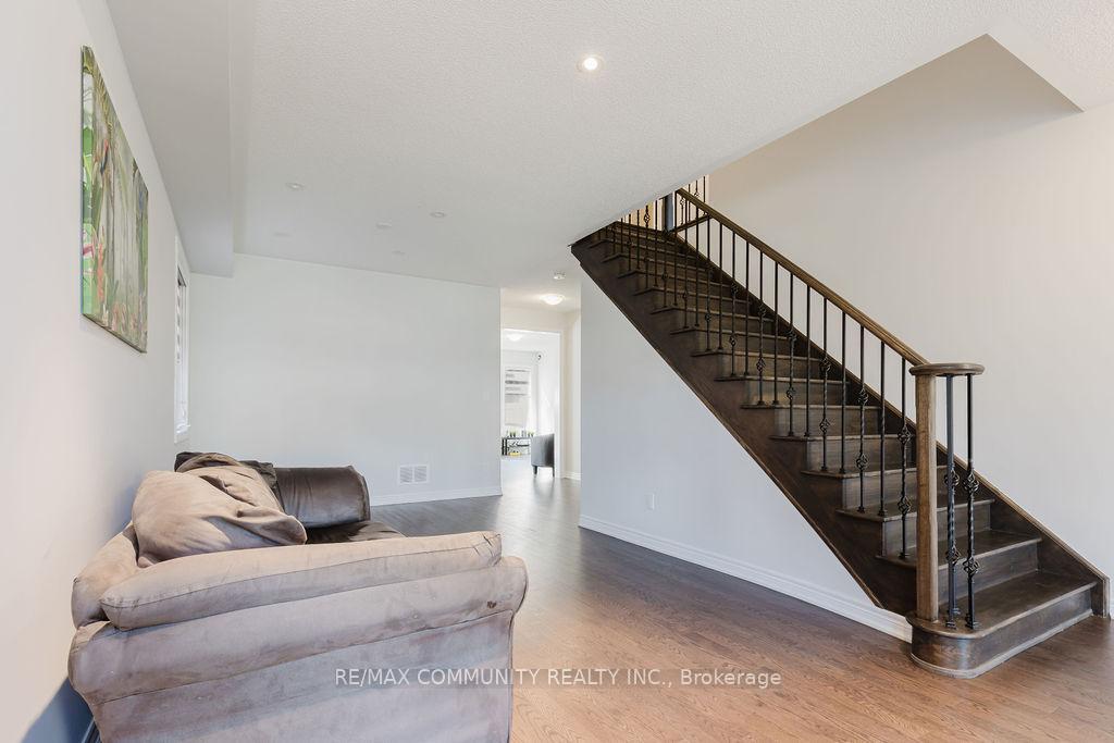 Photo 5 of 100 Folgate Crescent, Brampton, Sandringham-Wellington North — HOMEH