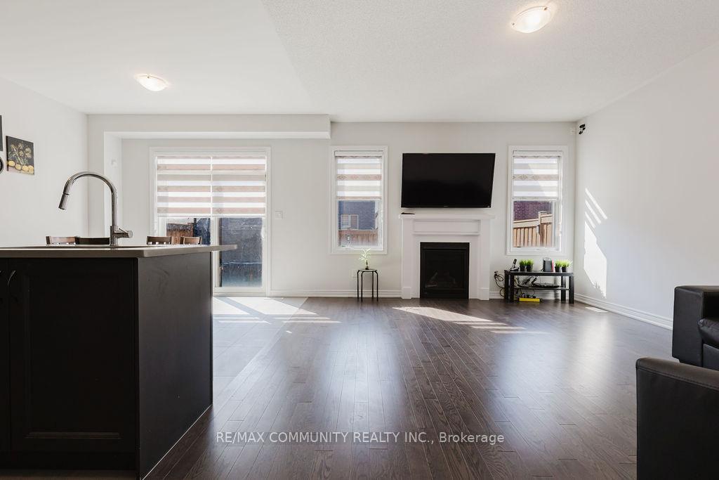 Photo 8 of 100 Folgate Crescent, Brampton, Sandringham-Wellington North — HOMEH