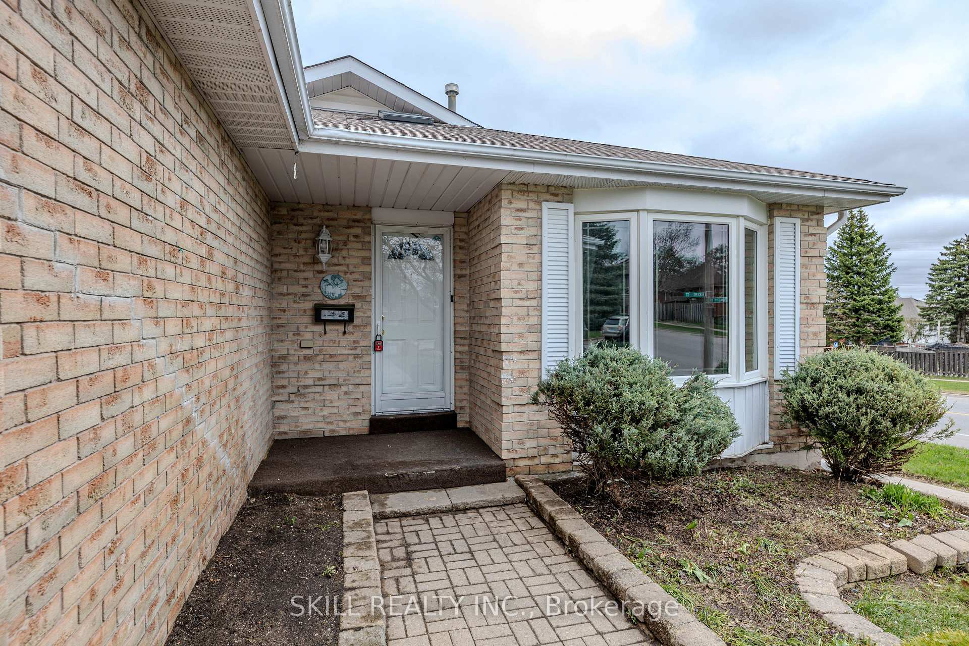 Photo 2 of 1 Nugent Court, Barrie, Northwest — HOMEH
