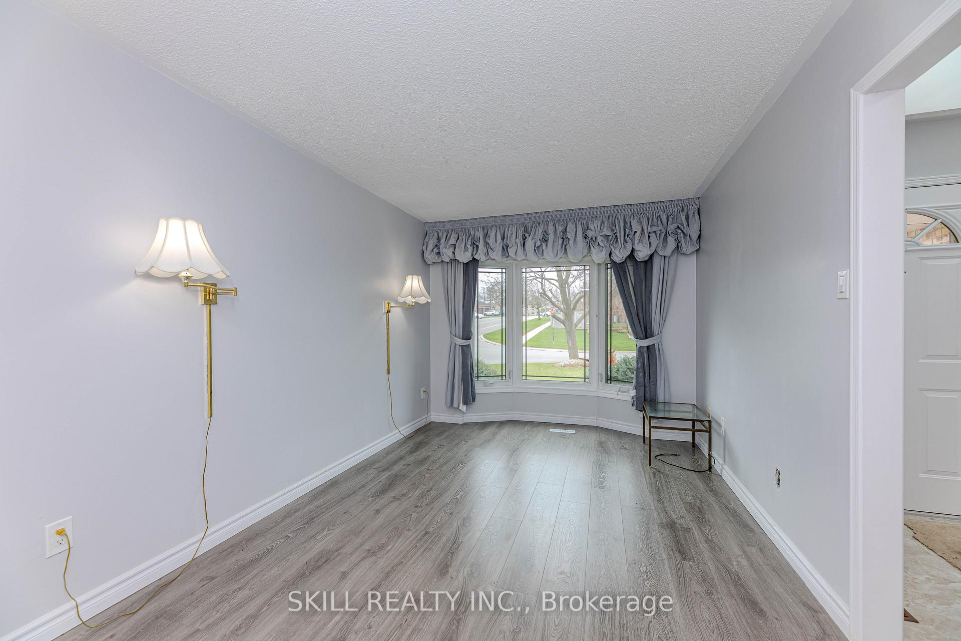 Photo 3 of 1 Nugent Court, Barrie, Northwest — HOMEH