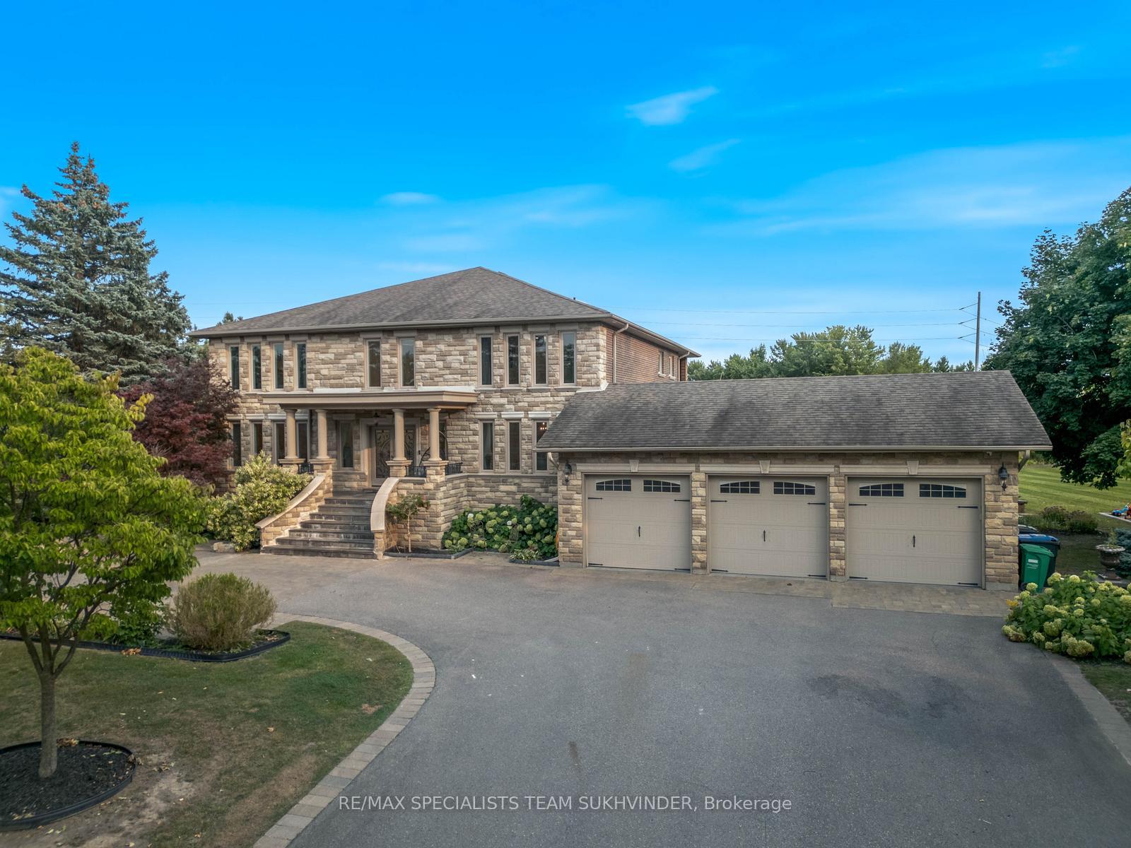 Photo 2 of 4 Dalla Riva Court, Brampton, Toronto Gore Rural Estate — HOMEH