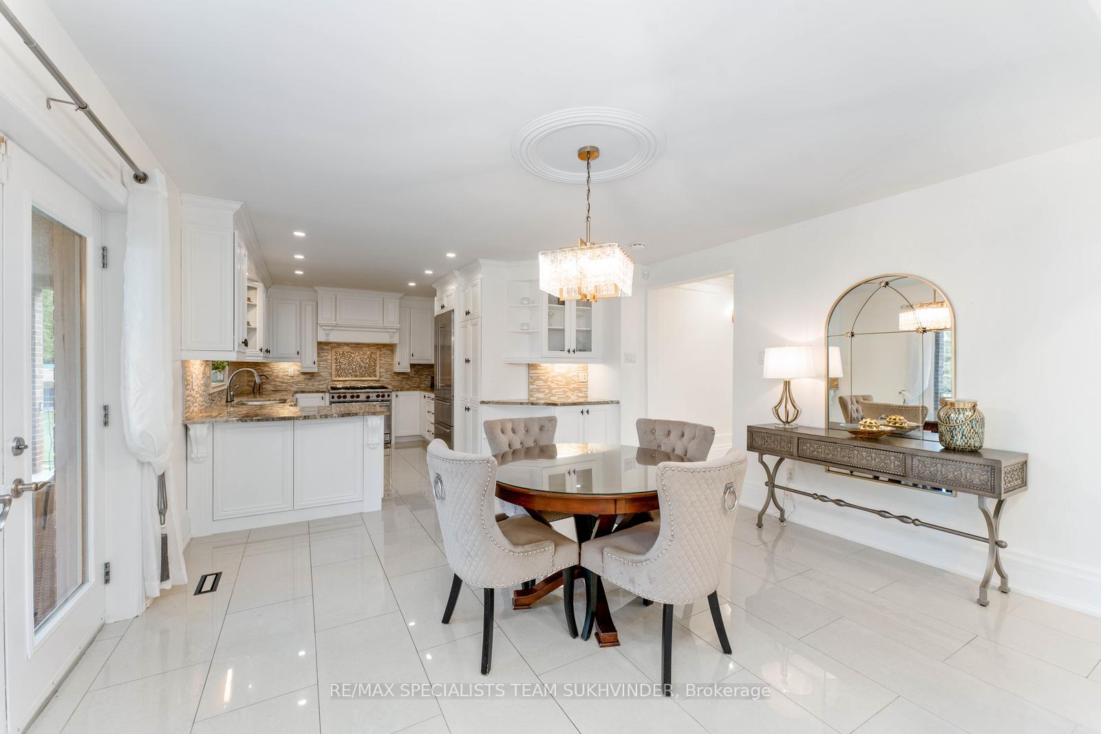 Photo 10 of 4 Dalla Riva Court, Brampton, Toronto Gore Rural Estate — HOMEH