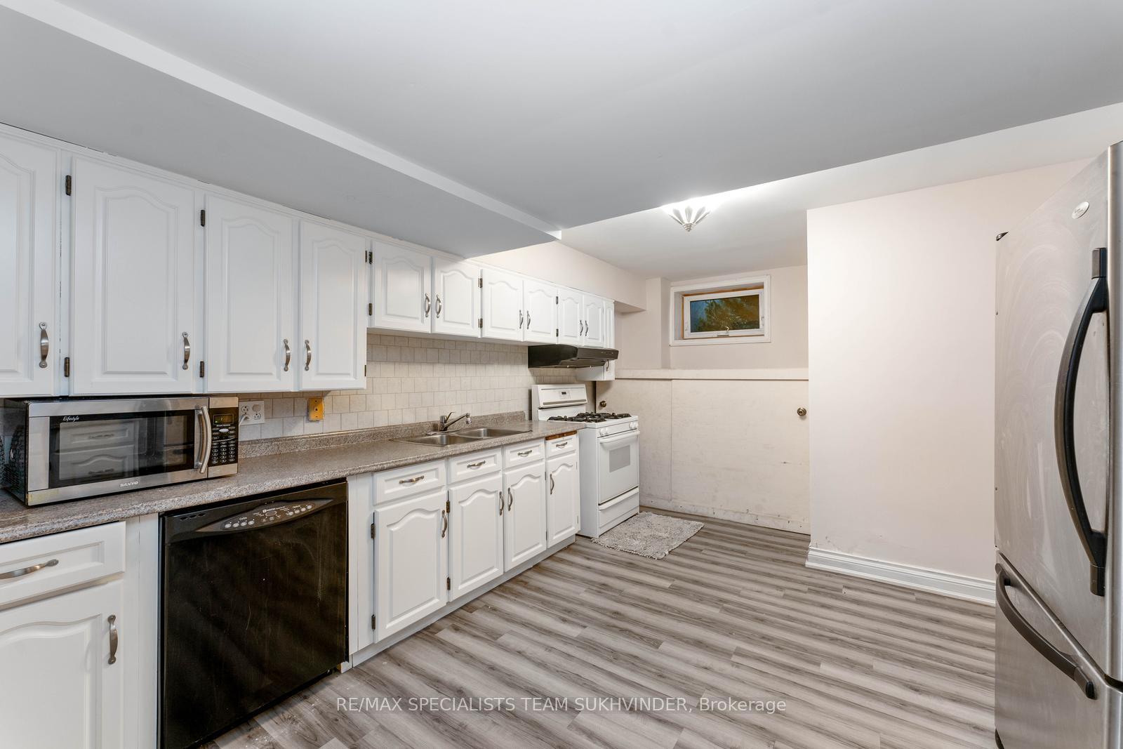 Photo 33 of 4 Dalla Riva Court, Brampton, Toronto Gore Rural Estate — HOMEH