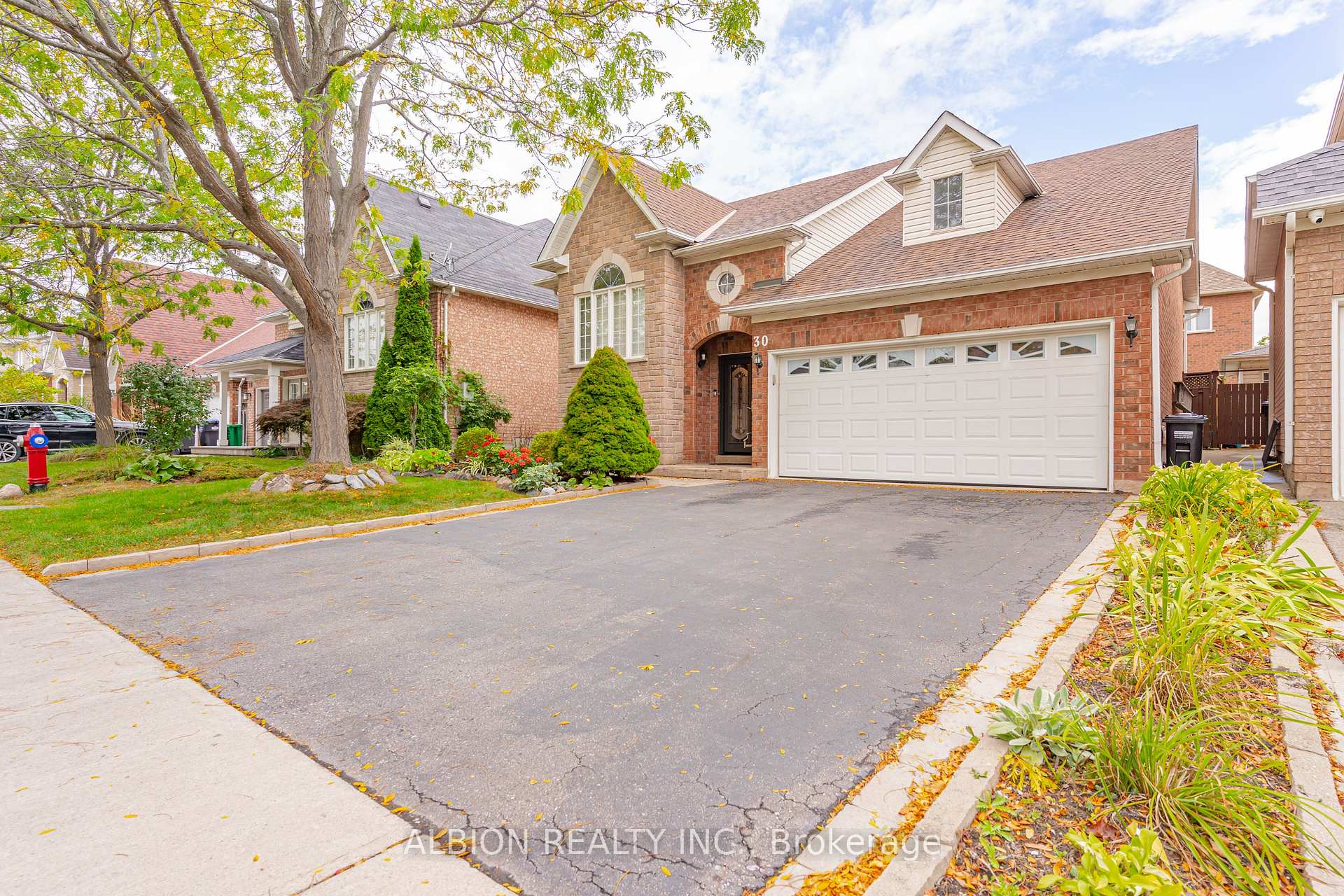 Photo 2 of 30 Rushbrook Drive, Brampton, Vales of Castlemore — HOMEH