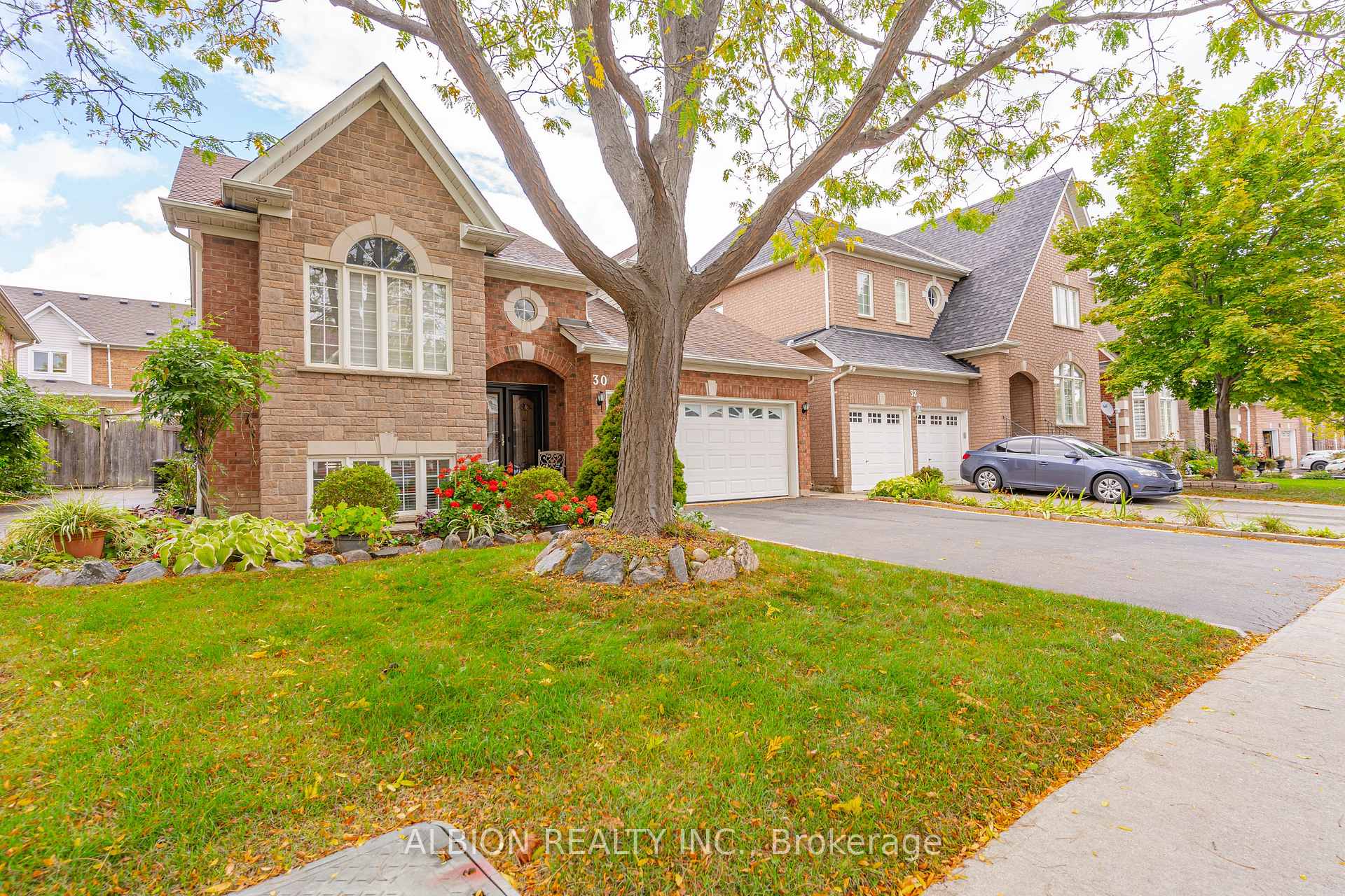 Photo 3 of 30 Rushbrook Drive, Brampton, Vales of Castlemore — HOMEH