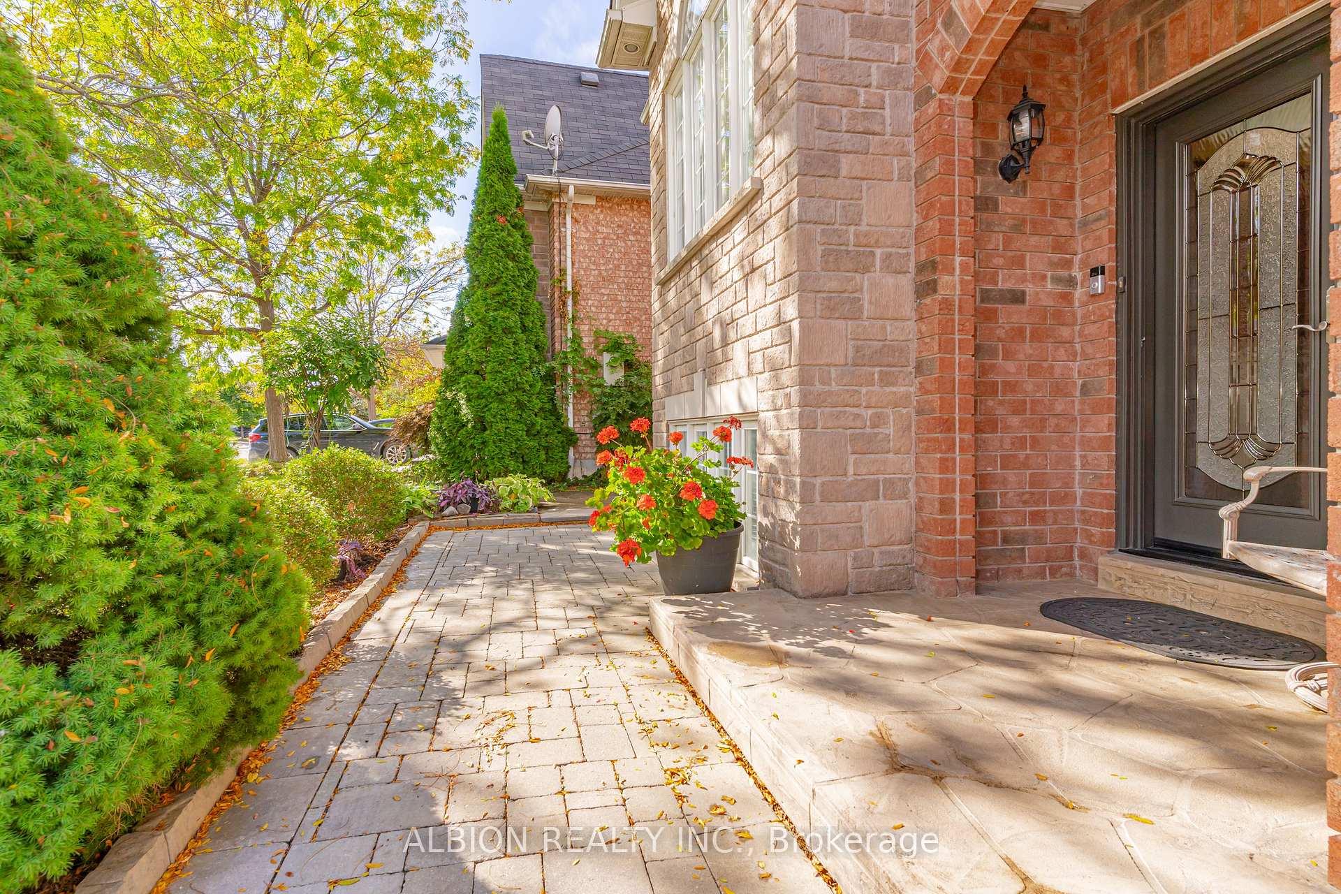 Photo 4 of 30 Rushbrook Drive, Brampton, Vales of Castlemore — HOMEH