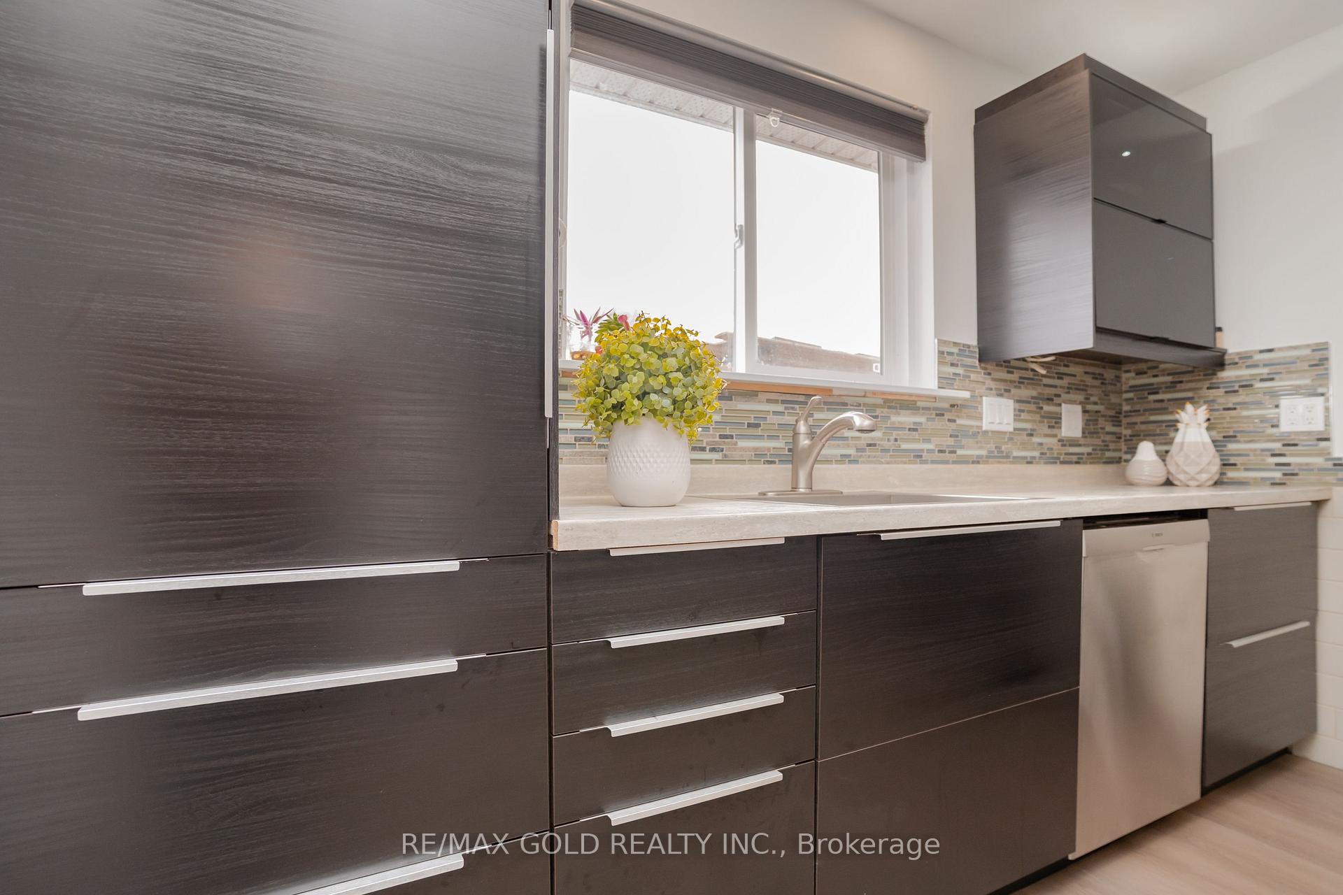 Photo 7 of 194 Earnscliffe Circle, Brampton, Southgate — HOMEH