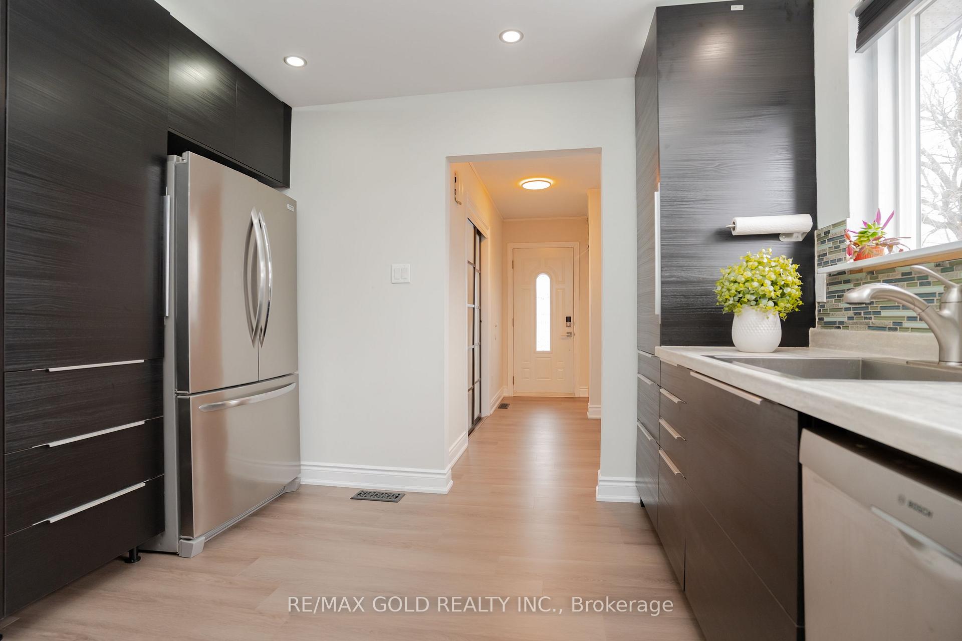 Photo 8 of 194 Earnscliffe Circle, Brampton, Southgate — HOMEH