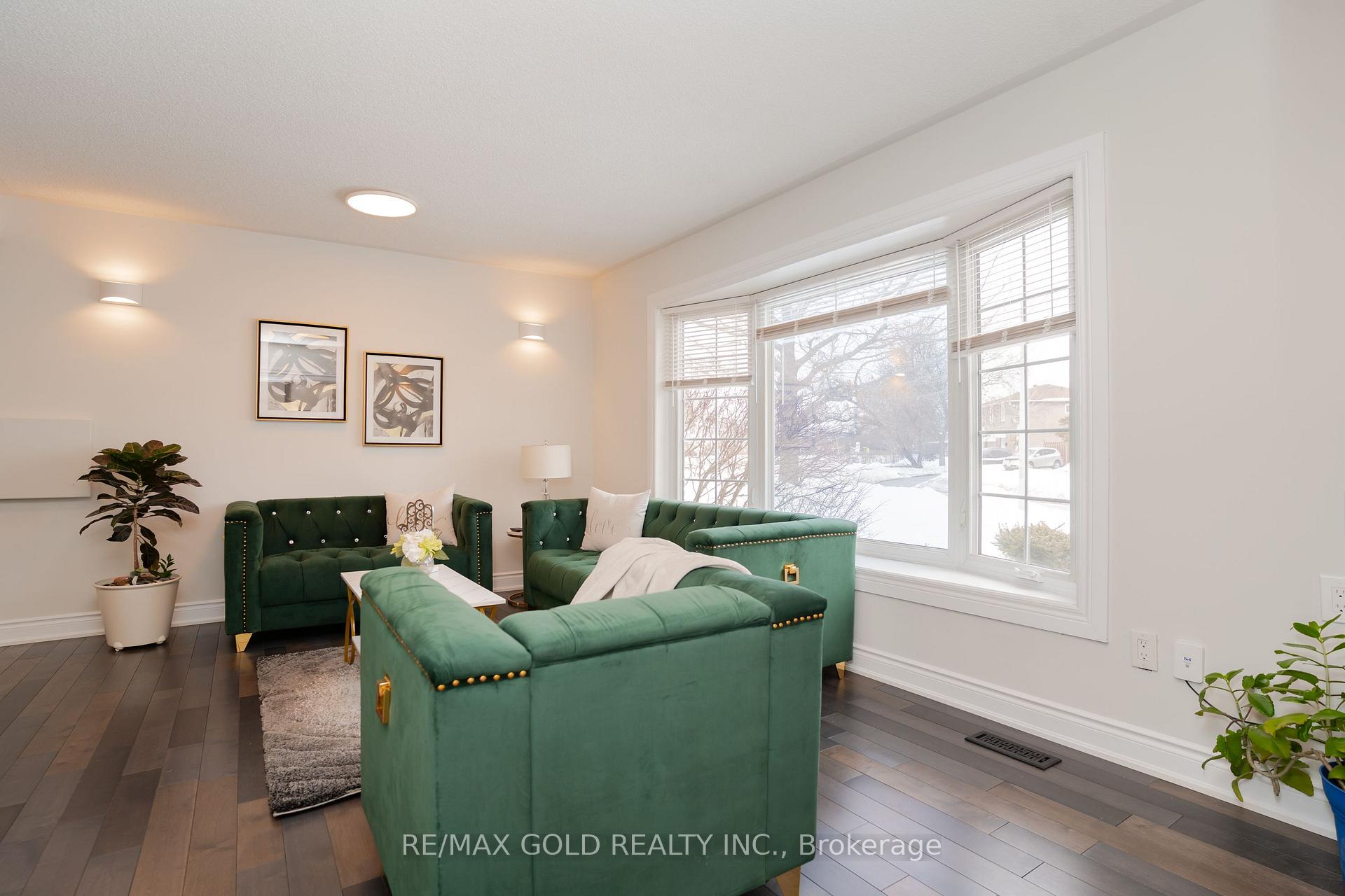 Photo 9 of 194 Earnscliffe Circle, Brampton, Southgate — HOMEH