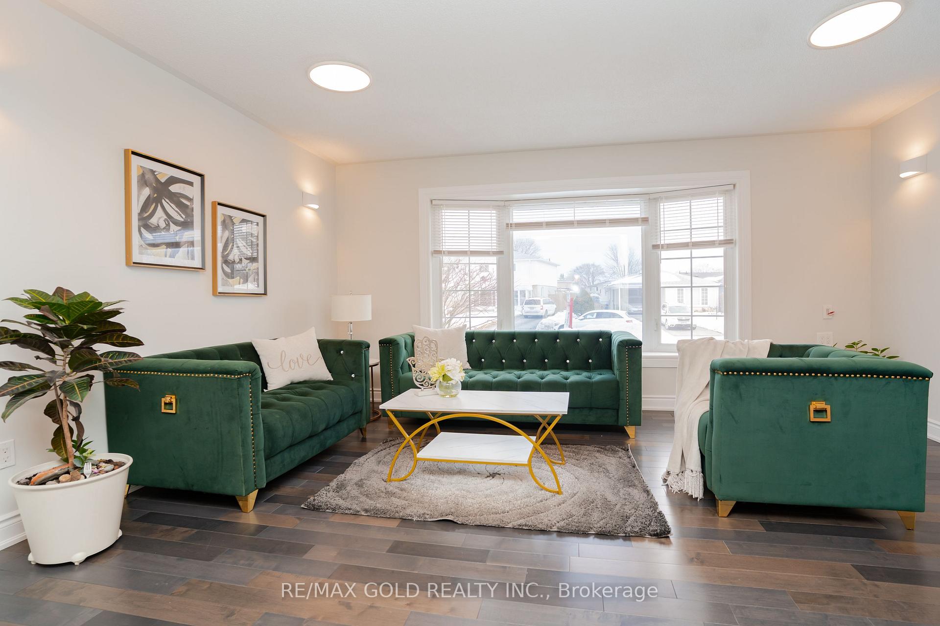 Photo 10 of 194 Earnscliffe Circle, Brampton, Southgate — HOMEH