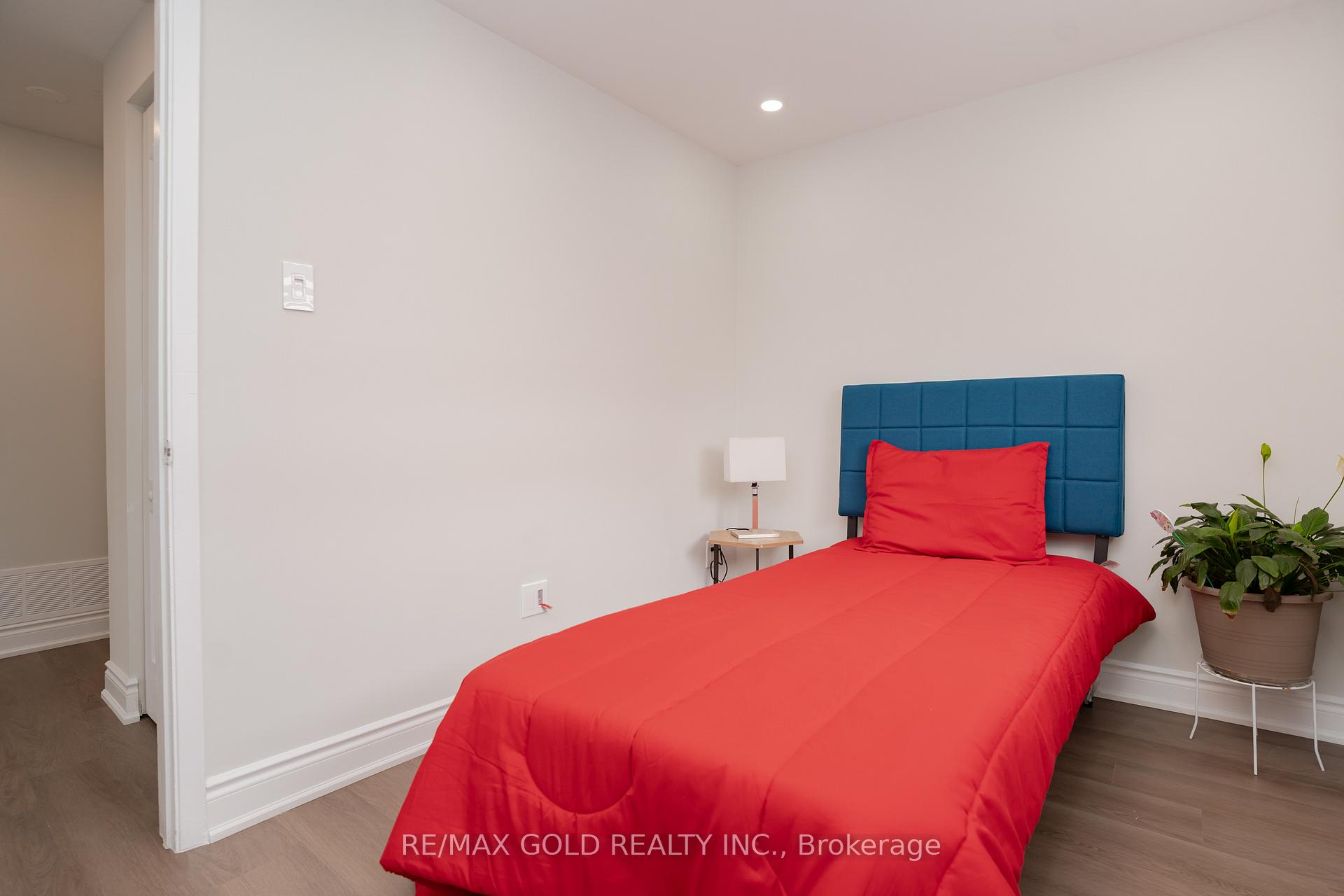 Photo 24 of 194 Earnscliffe Circle, Brampton, Southgate — HOMEH