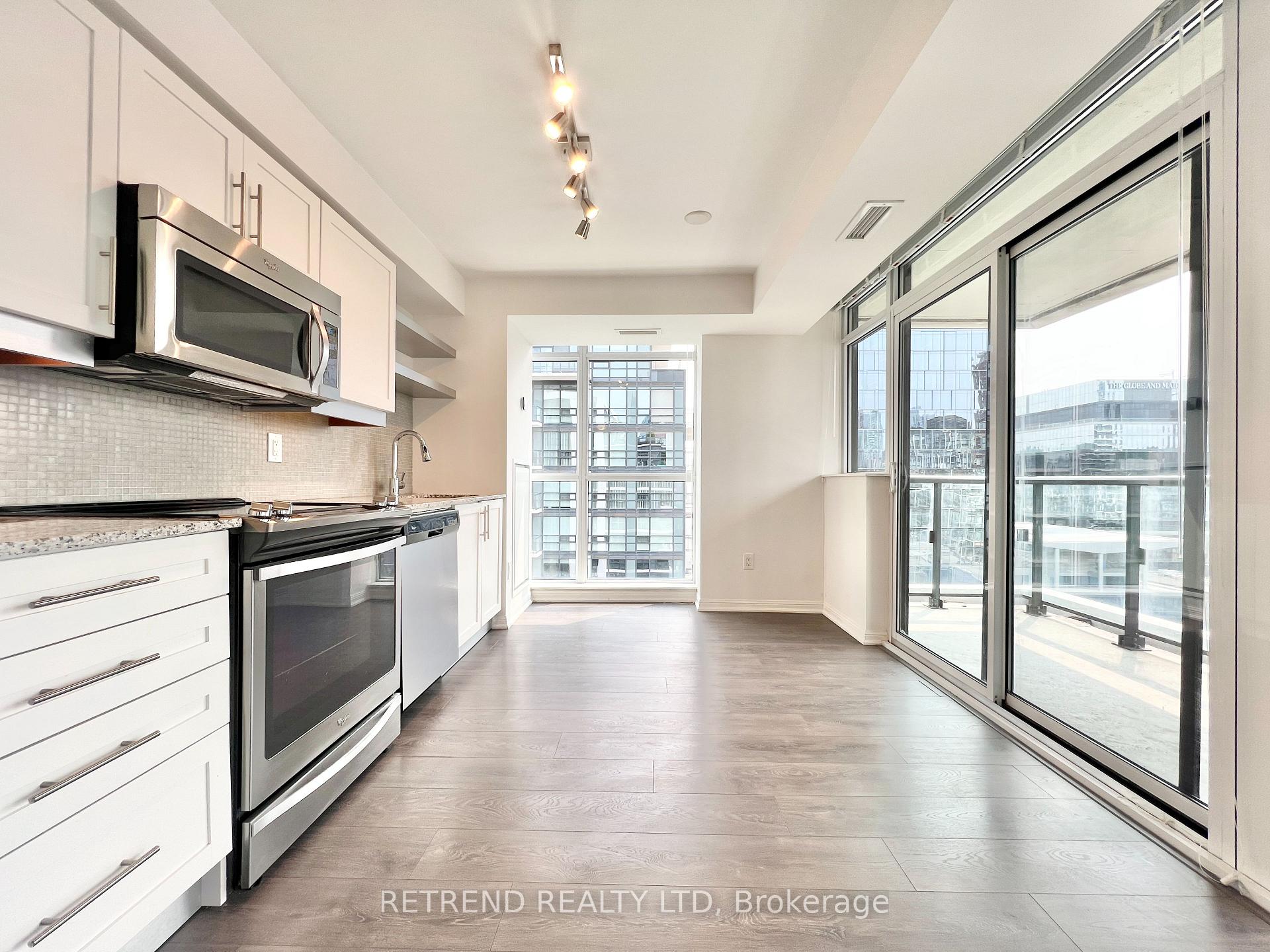 Front of Unit 2204, 400 Adelaide Street E