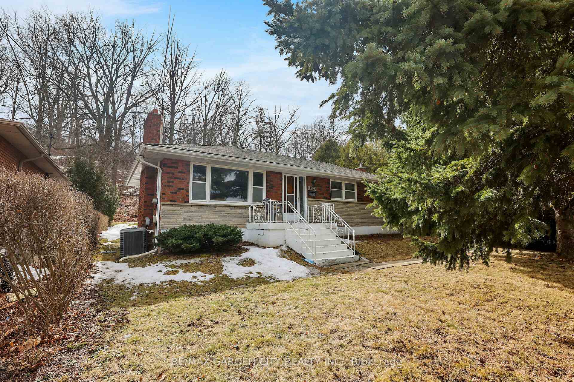 Photo 1 of 122 Pine Drive, Hamilton, Stoney Creek — HOMEH