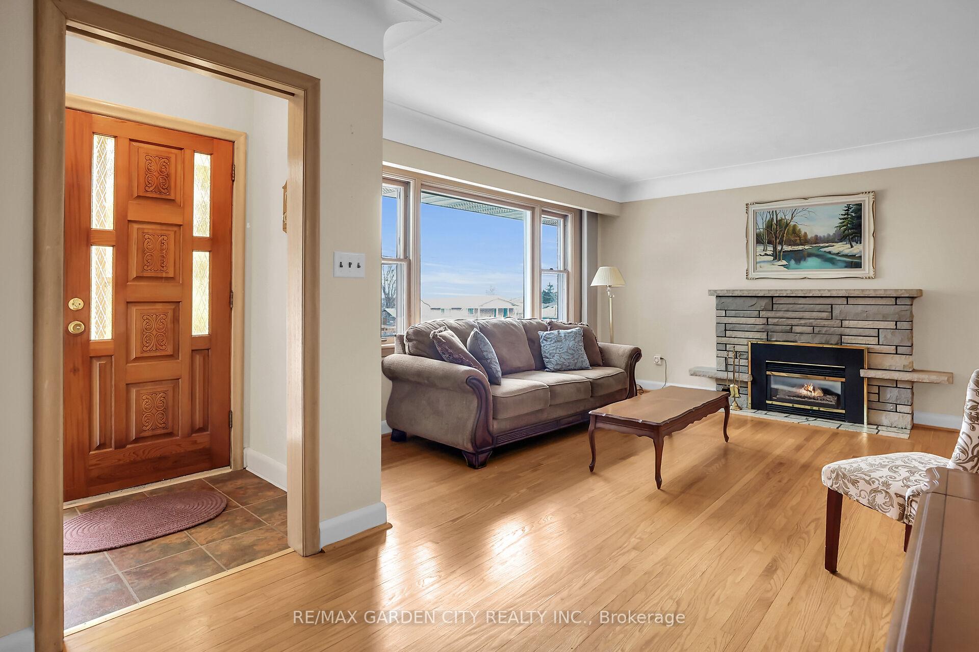 Photo 2 of 122 Pine Drive, Hamilton, Stoney Creek — HOMEH