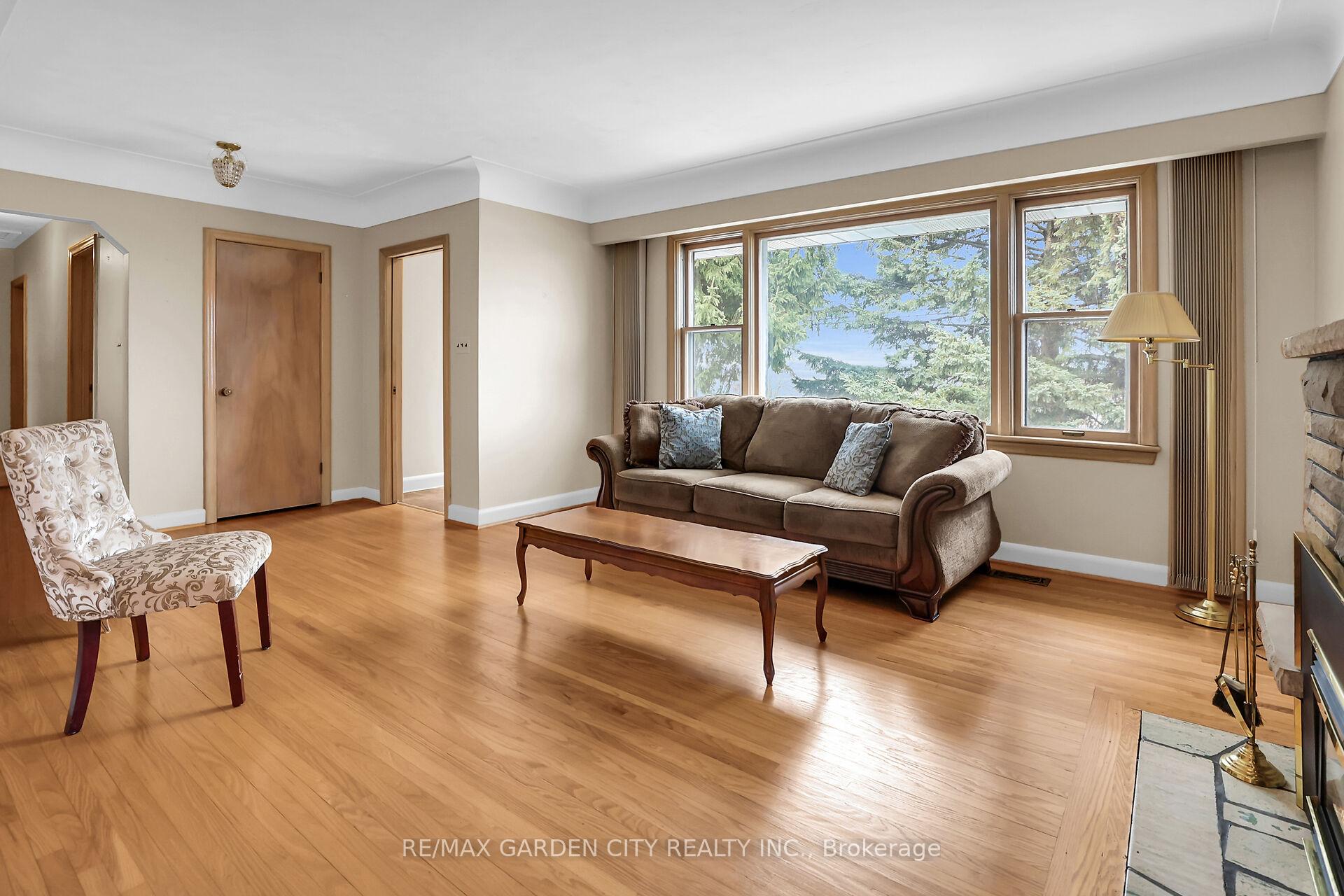 Photo 3 of 122 Pine Drive, Hamilton, Stoney Creek — HOMEH