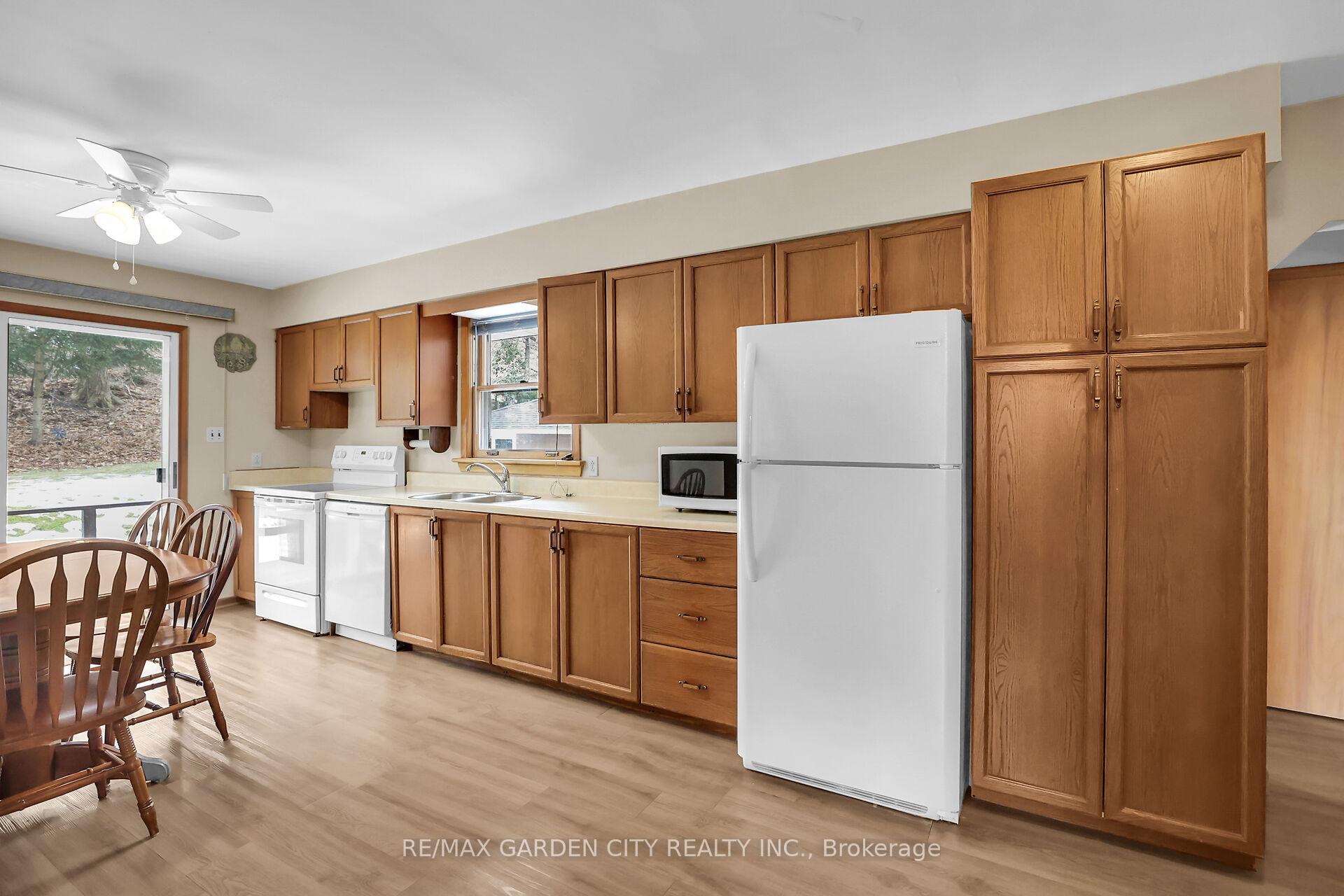 Photo 8 of 122 Pine Drive, Hamilton, Stoney Creek — HOMEH