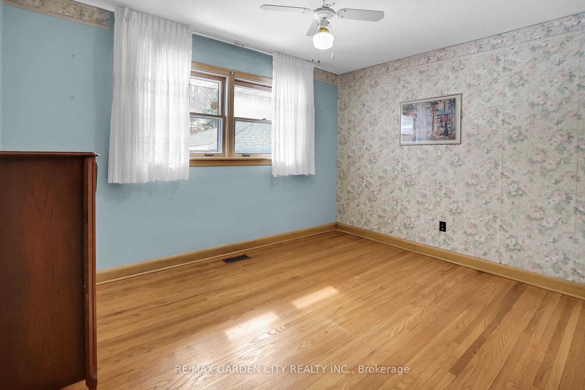 Photo 11 of 122 Pine Drive, Hamilton, Stoney Creek — HOMEH