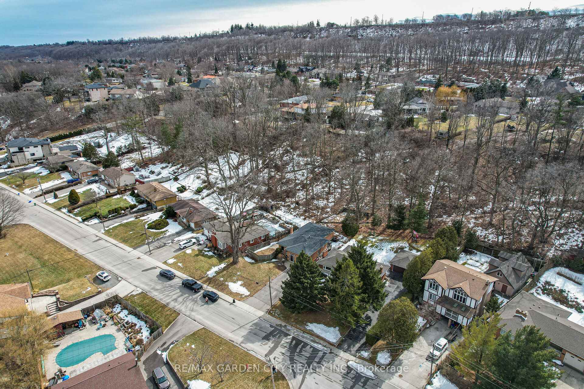 Photo 29 of 122 Pine Drive, Hamilton, Stoney Creek — HOMEH