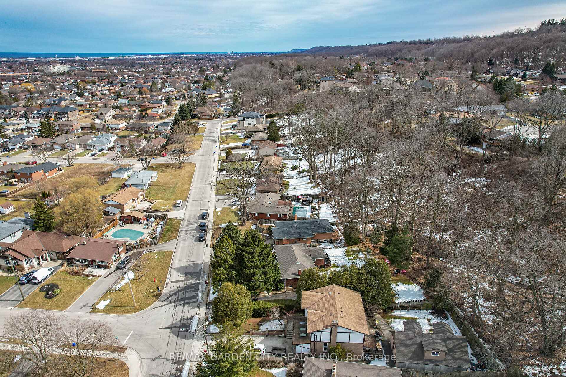 Photo 30 of 122 Pine Drive, Hamilton, Stoney Creek — HOMEH
