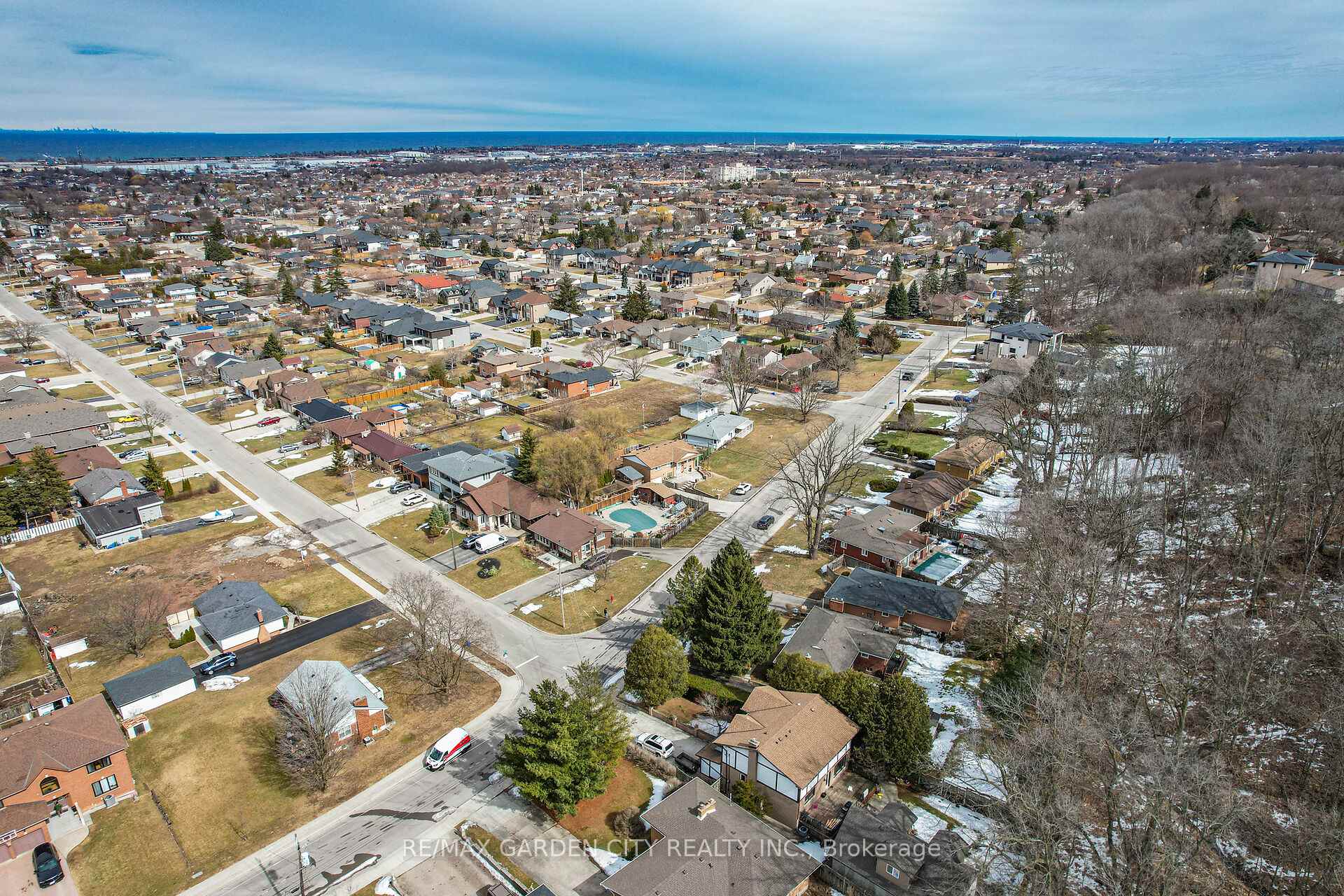 Photo 31 of 122 Pine Drive, Hamilton, Stoney Creek — HOMEH