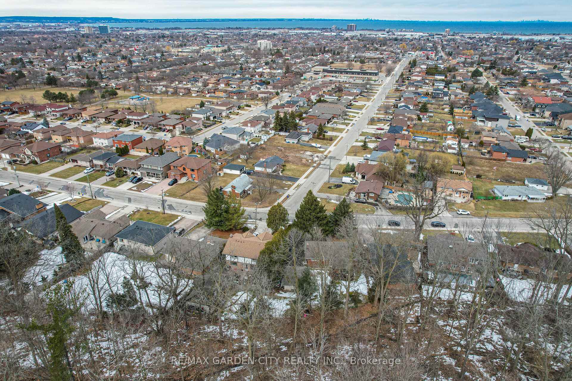 Photo 32 of 122 Pine Drive, Hamilton, Stoney Creek — HOMEH