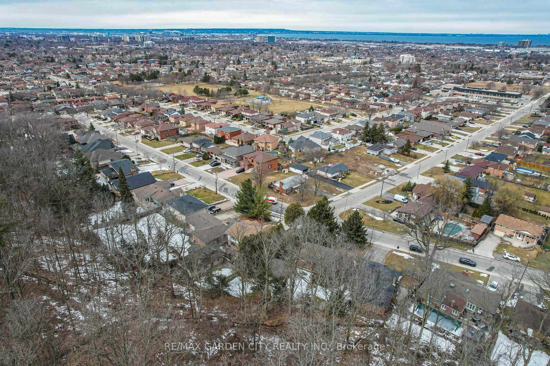 Photo 33 of 122 Pine Drive, Hamilton, Stoney Creek — HOMEH