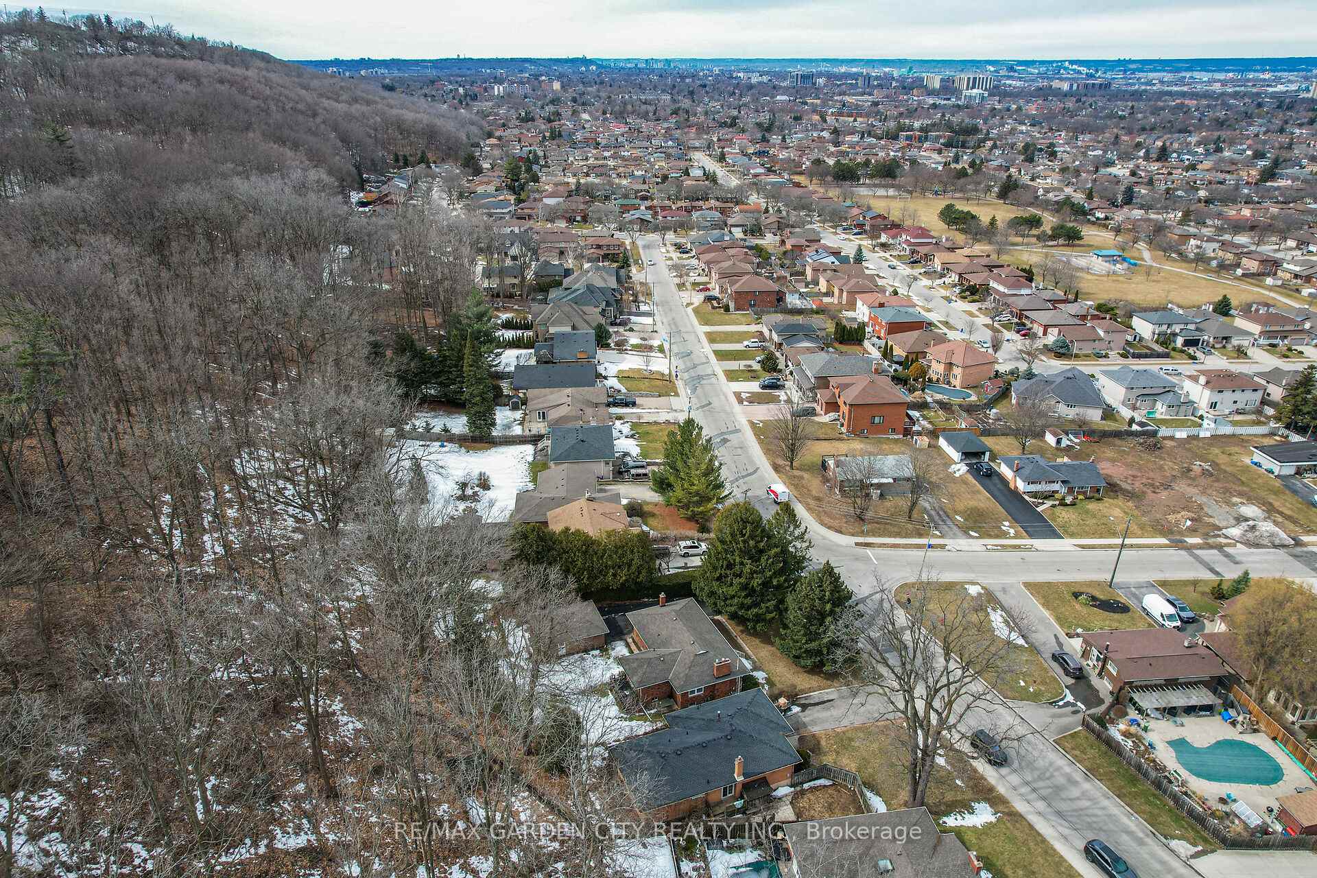 Photo 34 of 122 Pine Drive, Hamilton, Stoney Creek — HOMEH