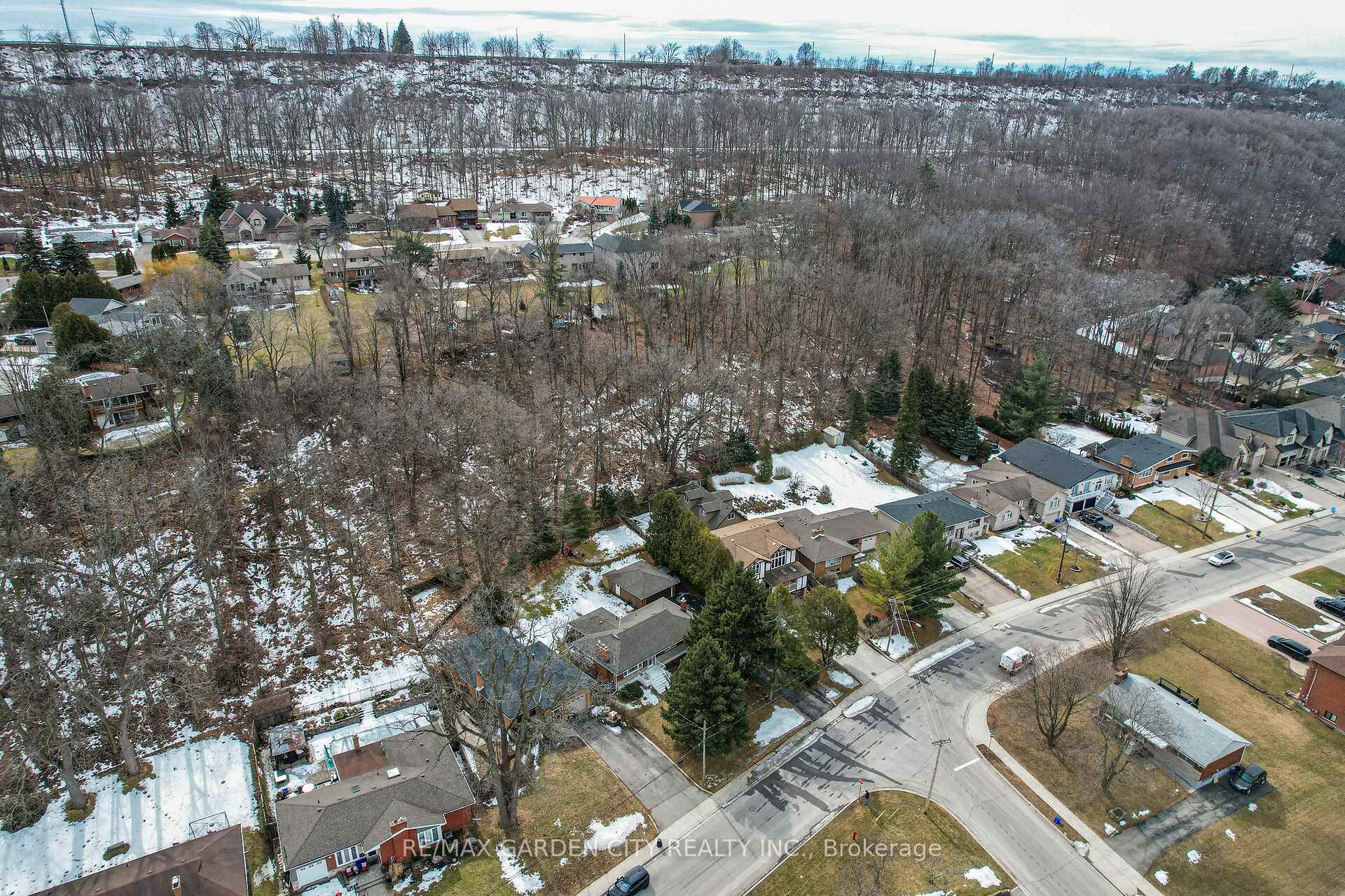 Photo 35 of 122 Pine Drive, Hamilton, Stoney Creek — HOMEH
