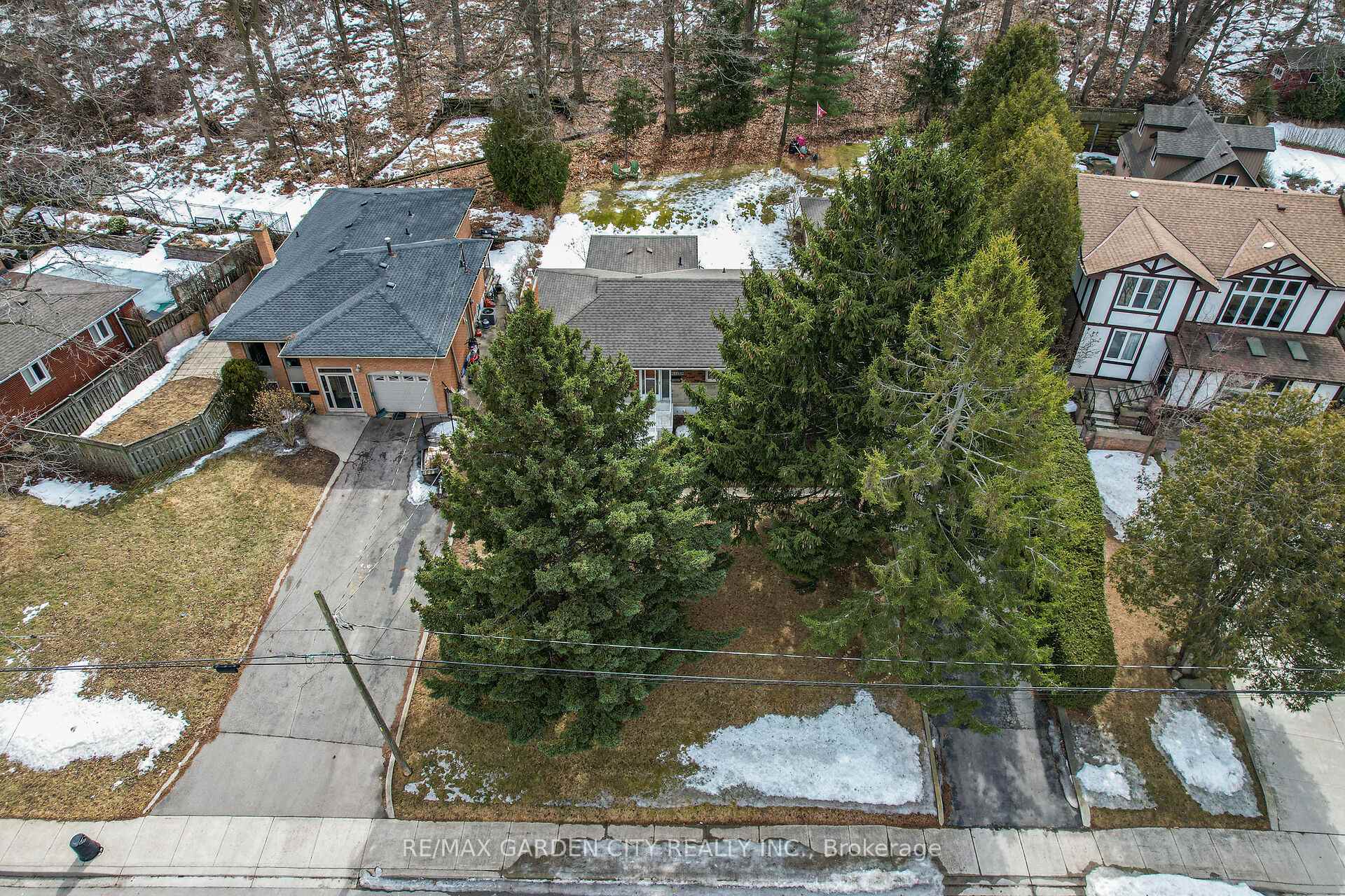 Photo 36 of 122 Pine Drive, Hamilton, Stoney Creek — HOMEH