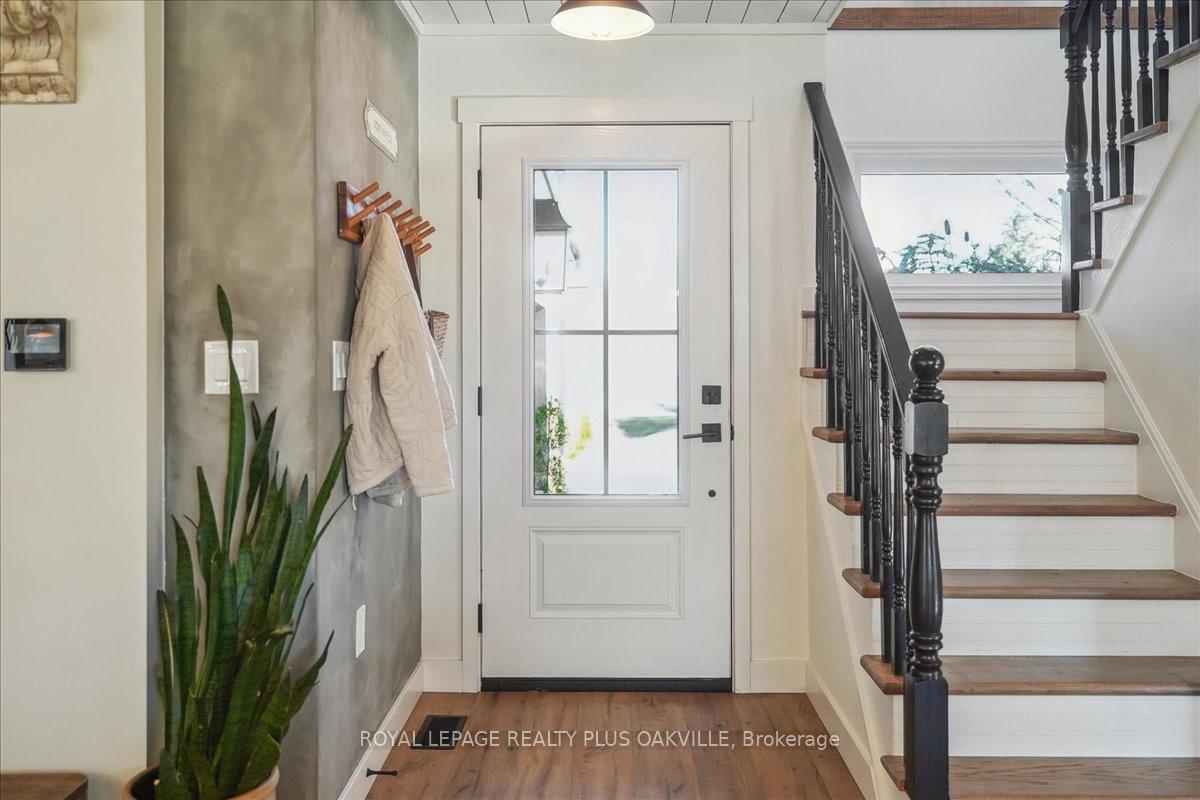 Photo 3 of 3942 Governors Road, Hamilton, Lynden — HOMEH