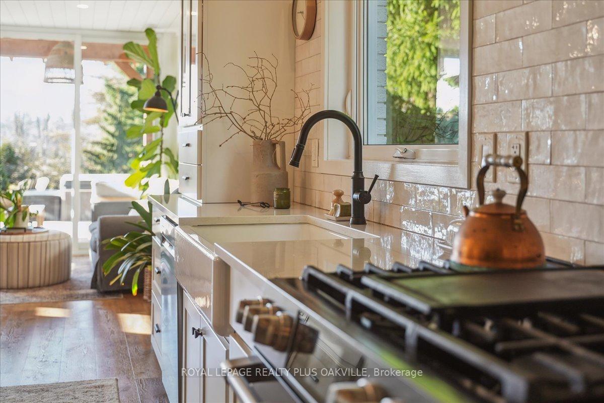 Photo 8 of 3942 Governors Road, Hamilton, Lynden — HOMEH