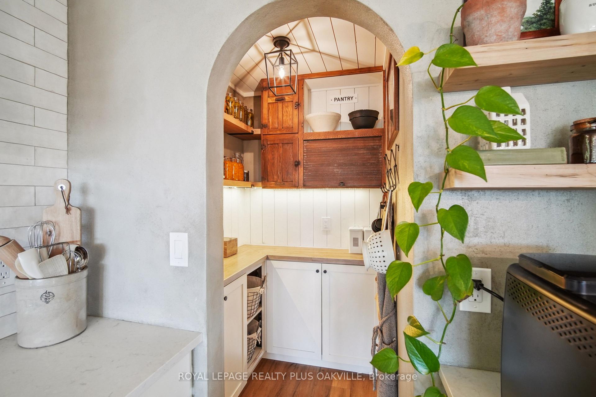 Photo 10 of 3942 Governors Road, Hamilton, Lynden — HOMEH