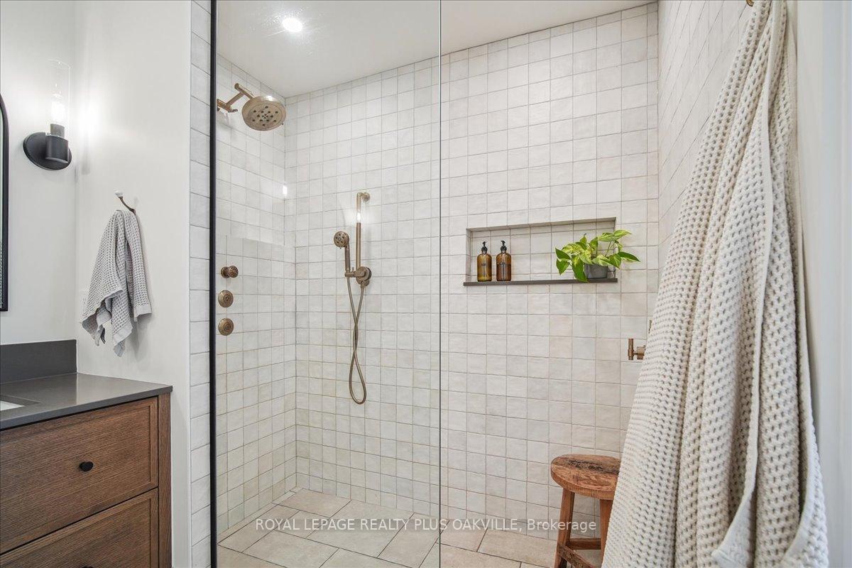 Photo 33 of 3942 Governors Road, Hamilton, Lynden — HOMEH