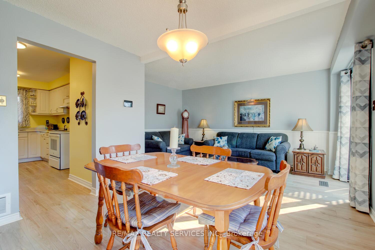 Photo 11 of 135 Royal Salisbury Way, Brampton, Madoc — HOMEH